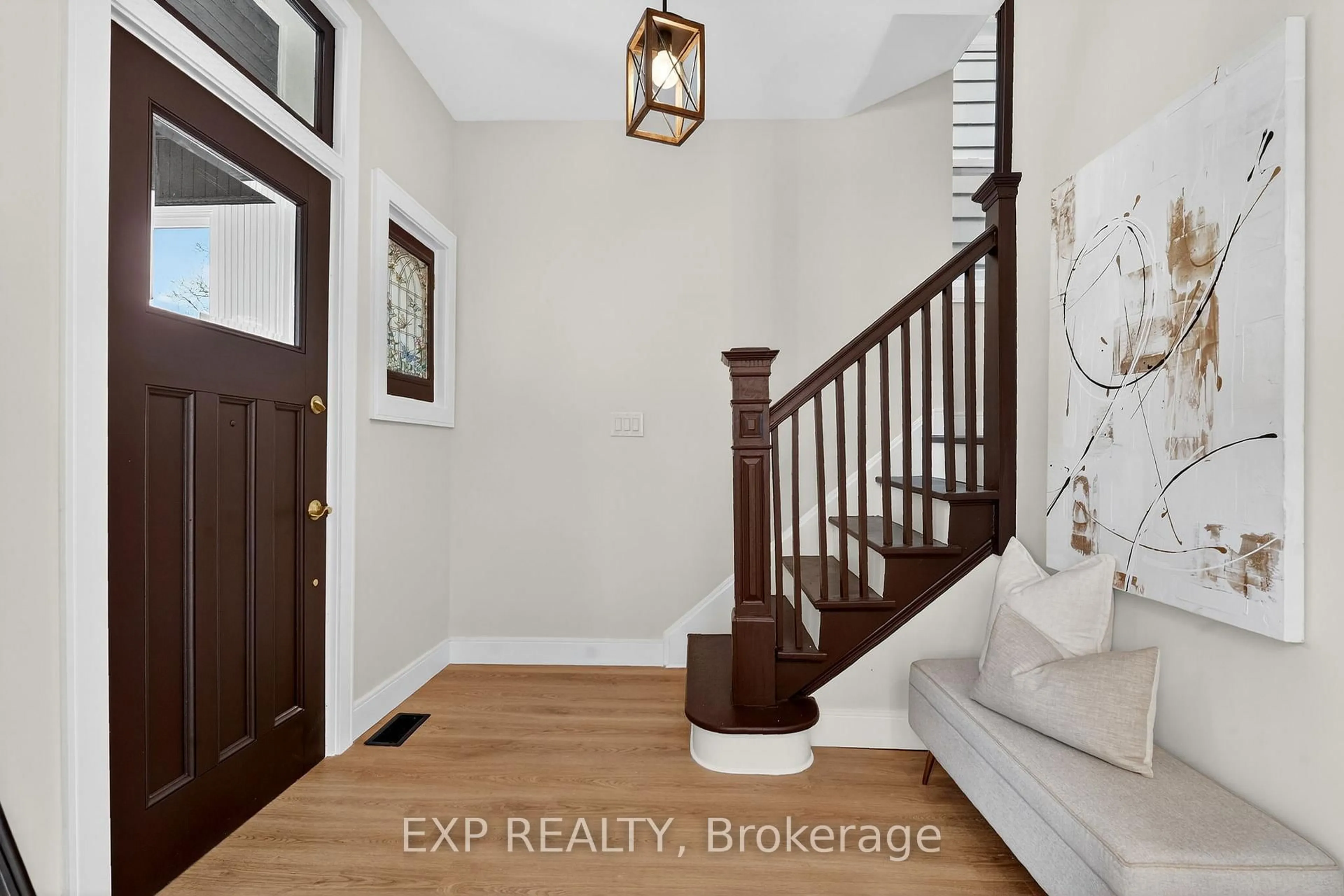 Indoor entryway for 142 Avondale Estates, Hamilton Ontario L8L 7C2