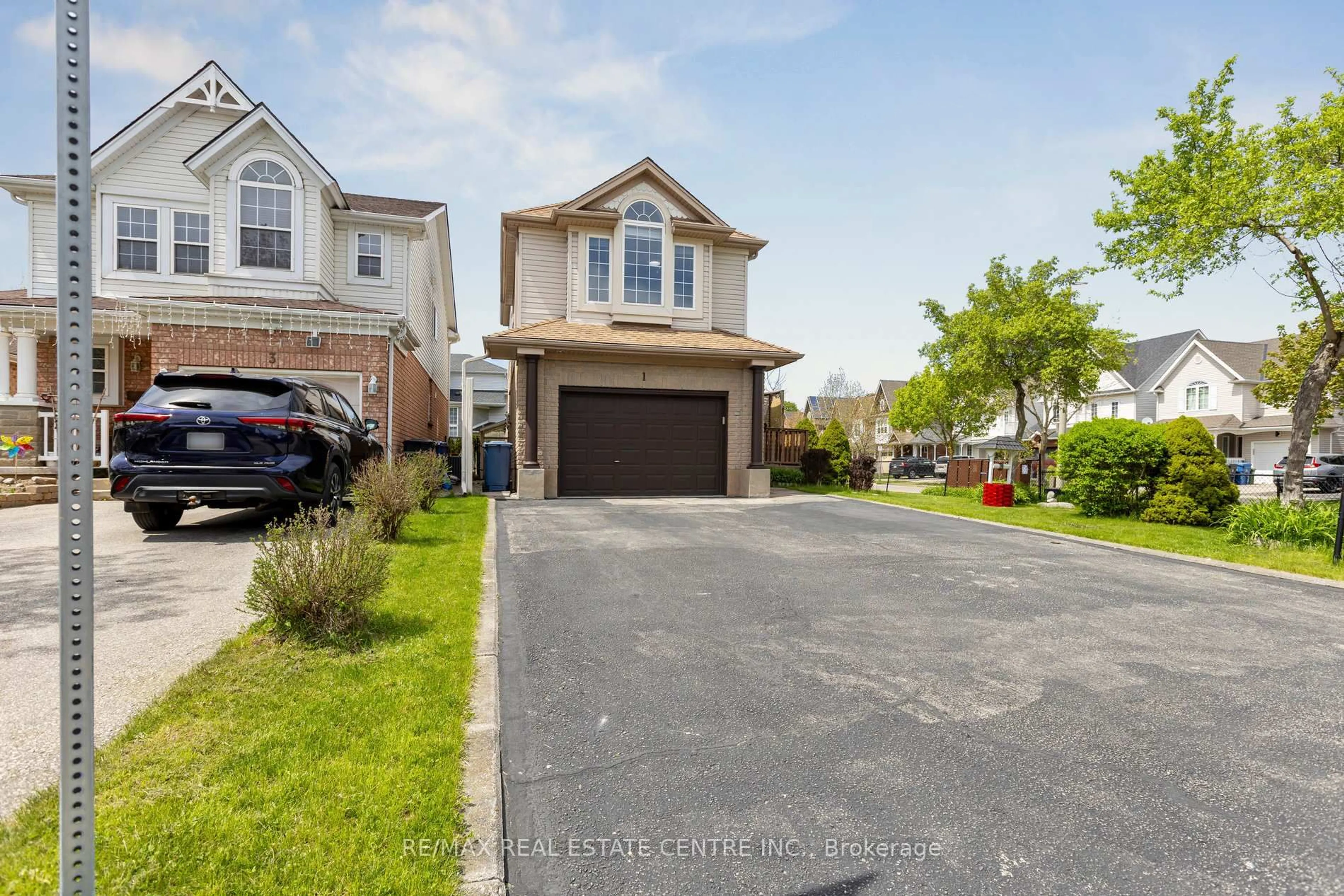 A pic from outside/outdoor area/front of a property/back of a property/a pic from drone, street for 1 Silversmith Crt, Guelph Ontario N1G 5C1