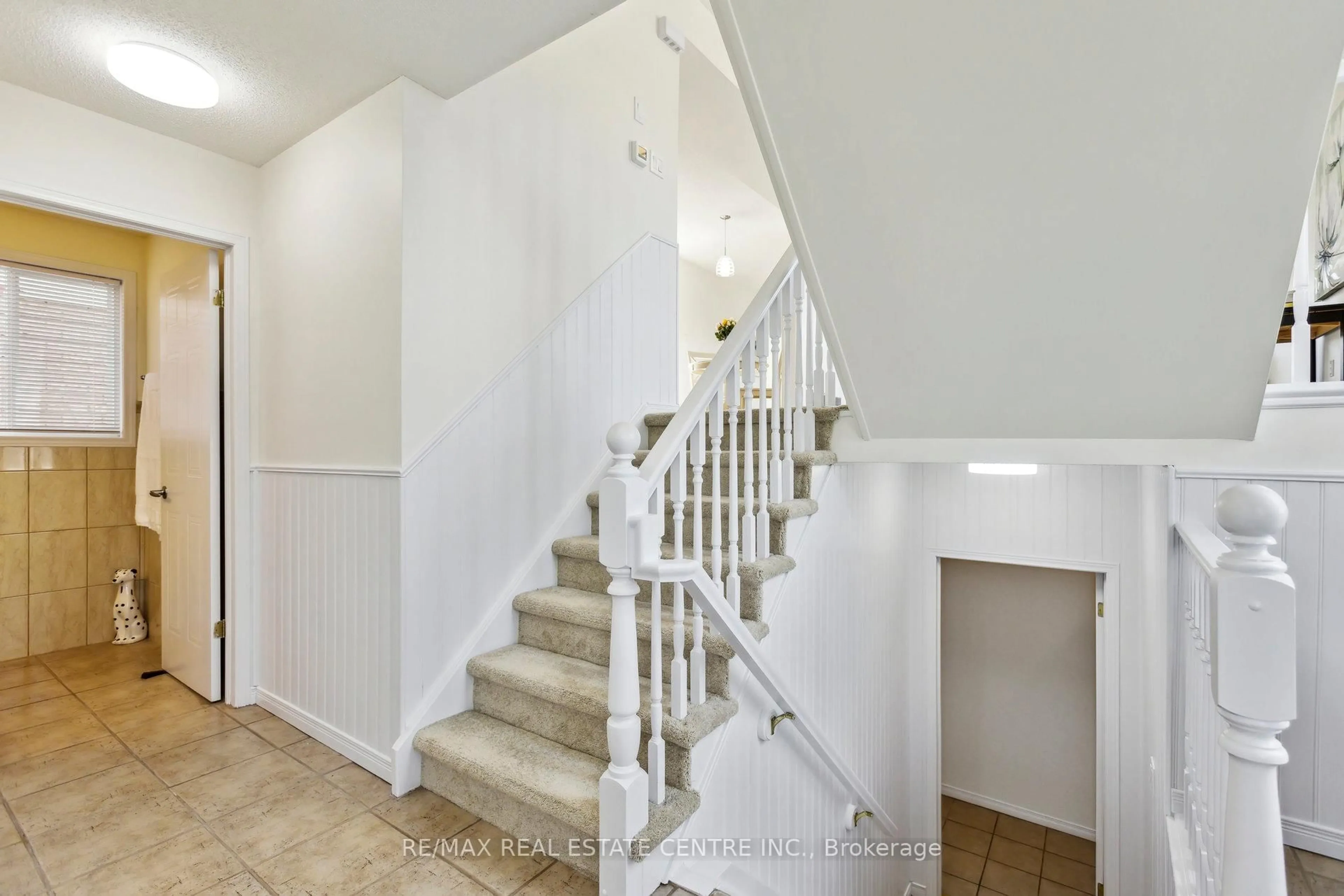 Stairs for 1 Silversmith Crt, Guelph Ontario N1G 5C1