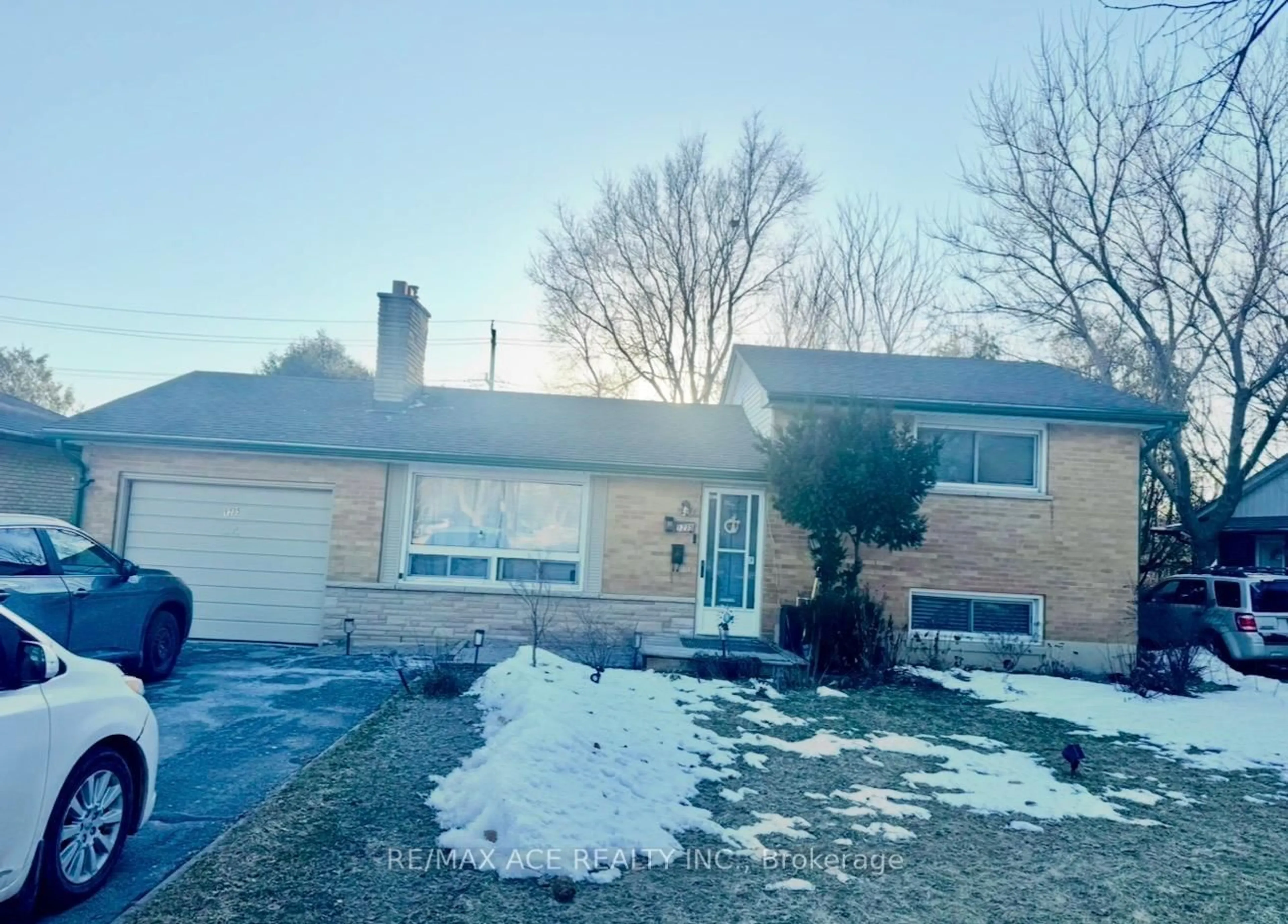 A pic from outside/outdoor area/front of a property/back of a property/a pic from drone, street for 1235 Toukay Cres, London East Ontario N5V 2X8