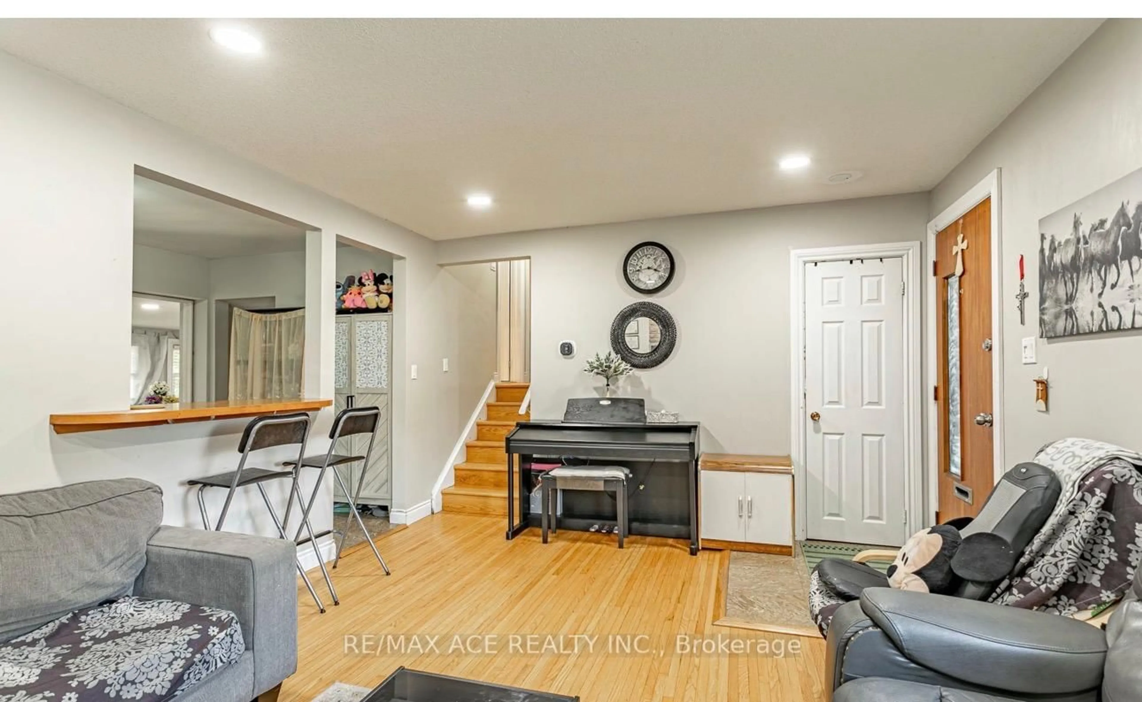 Living room with furniture, wood/laminate floor for 1235 Toukay Cres, London East Ontario N5V 2X8