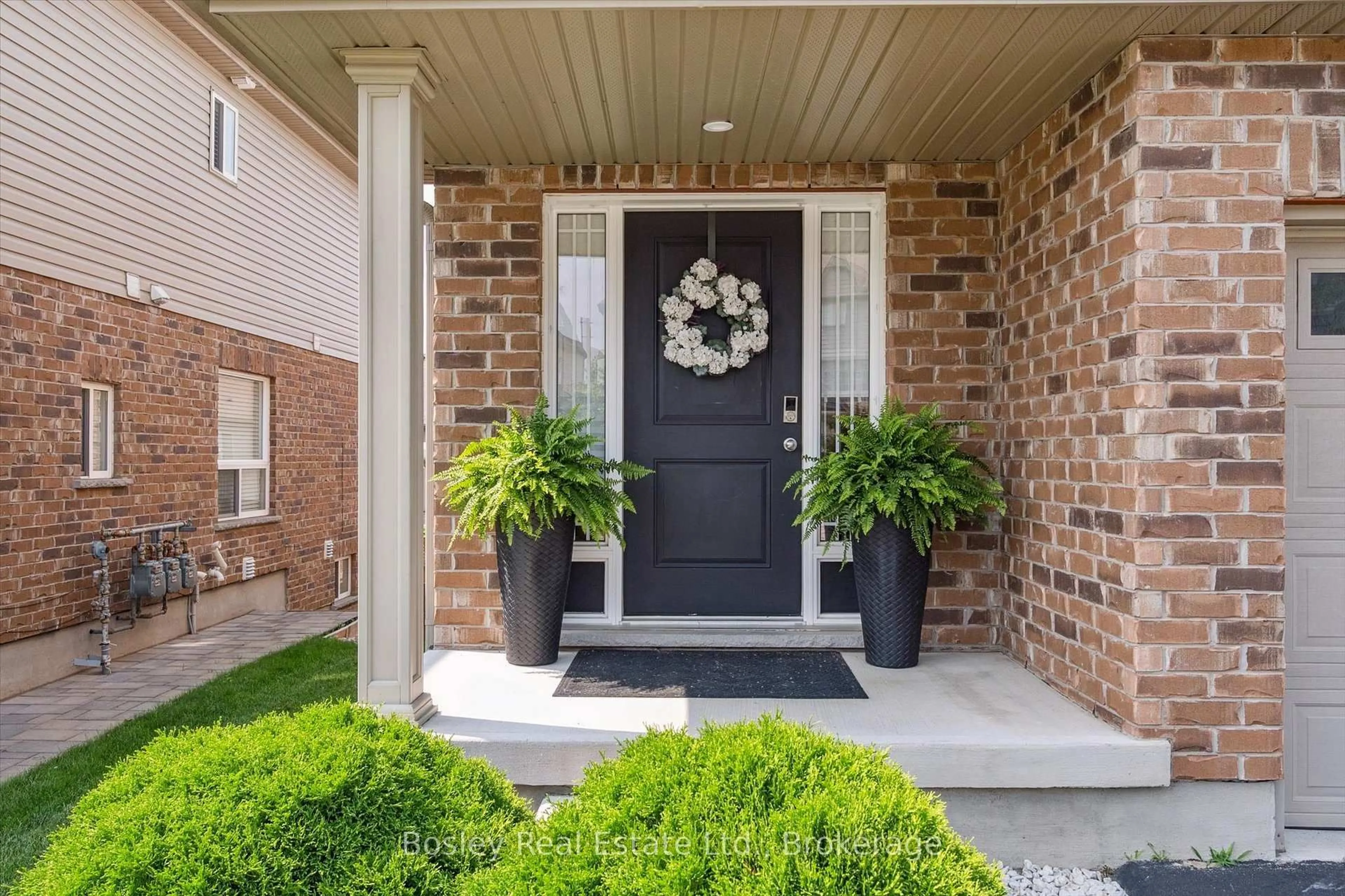 Indoor entryway for 32 Jeffrey Dr, Guelph Ontario N1E 0M4