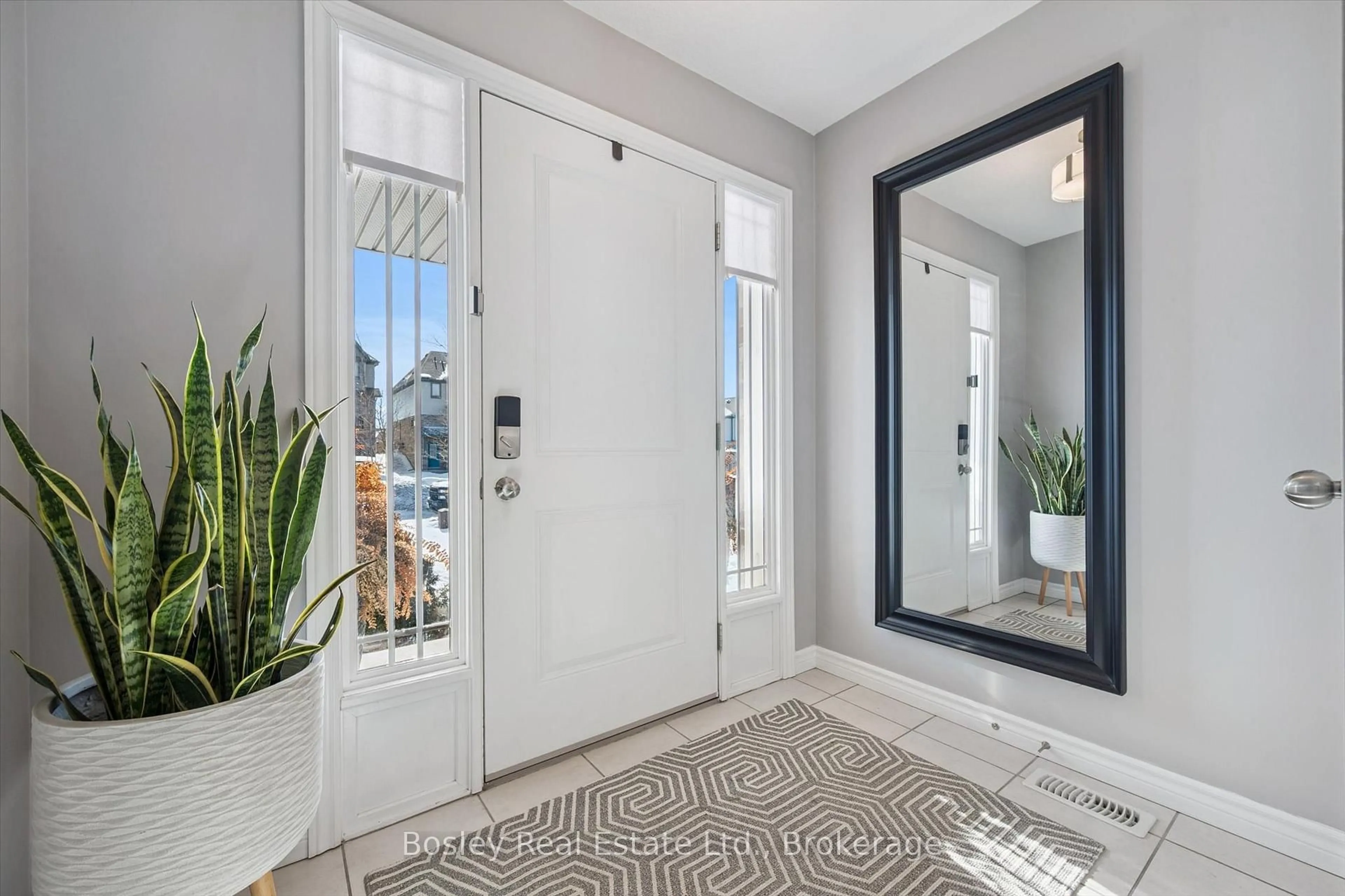 Indoor entryway for 32 Jeffrey Dr, Guelph Ontario N1E 0M4