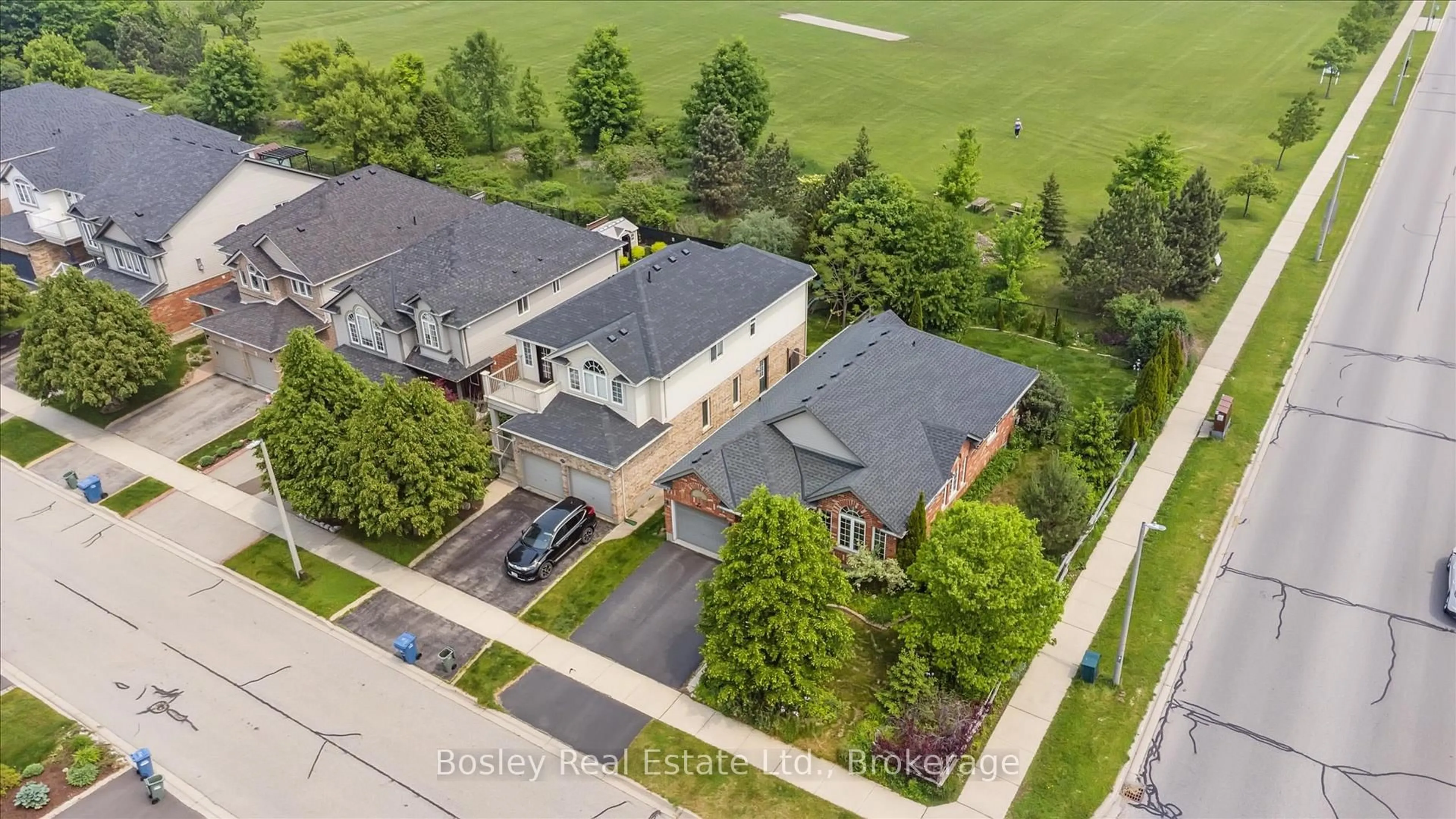 A pic from outside/outdoor area/front of a property/back of a property/a pic from drone, street for 72 McArthur Dr, Guelph Ontario N1L 1T8