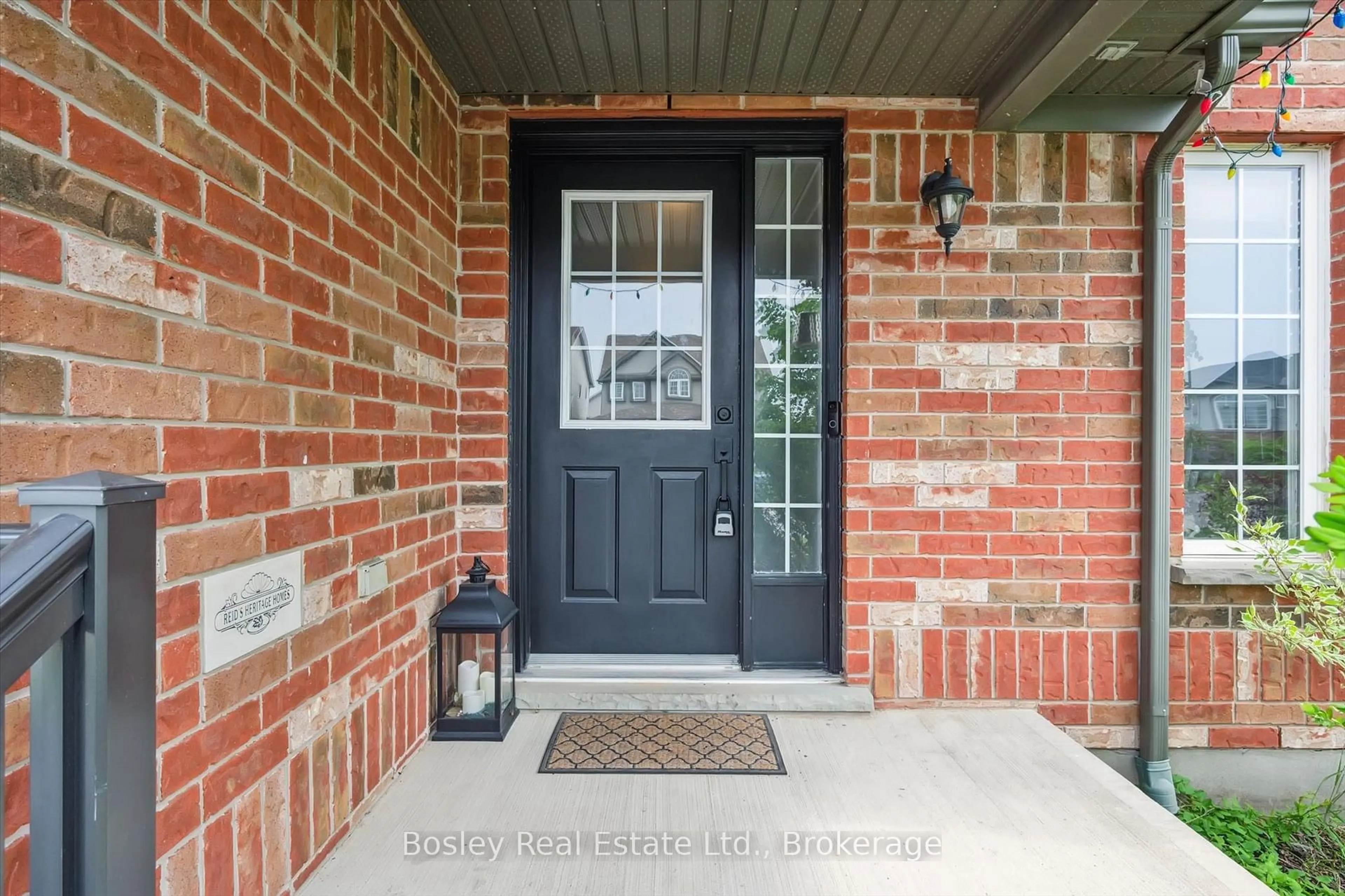Indoor entryway for 72 McArthur Dr, Guelph Ontario N1L 1T8