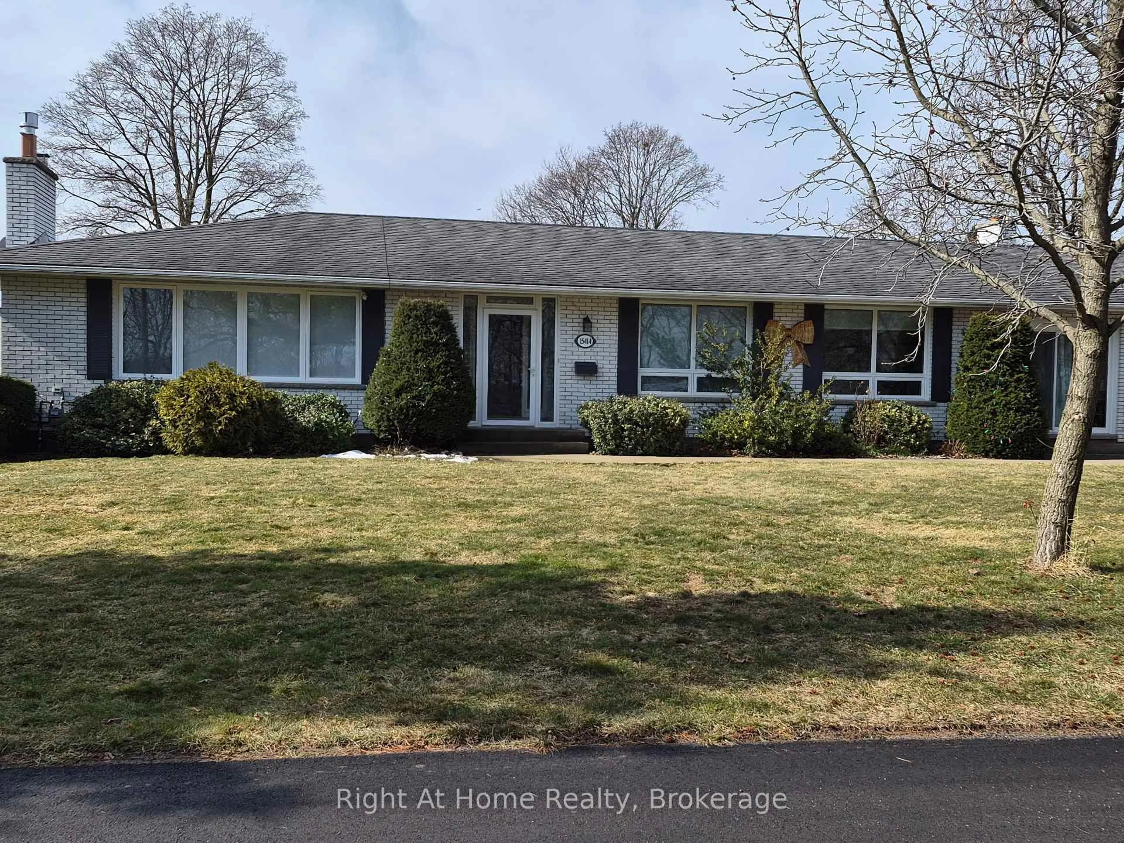 Home with vinyl exterior material, street for 15414 Niagara Pkwy, Niagara-on-the-Lake Ontario L0S 1J0