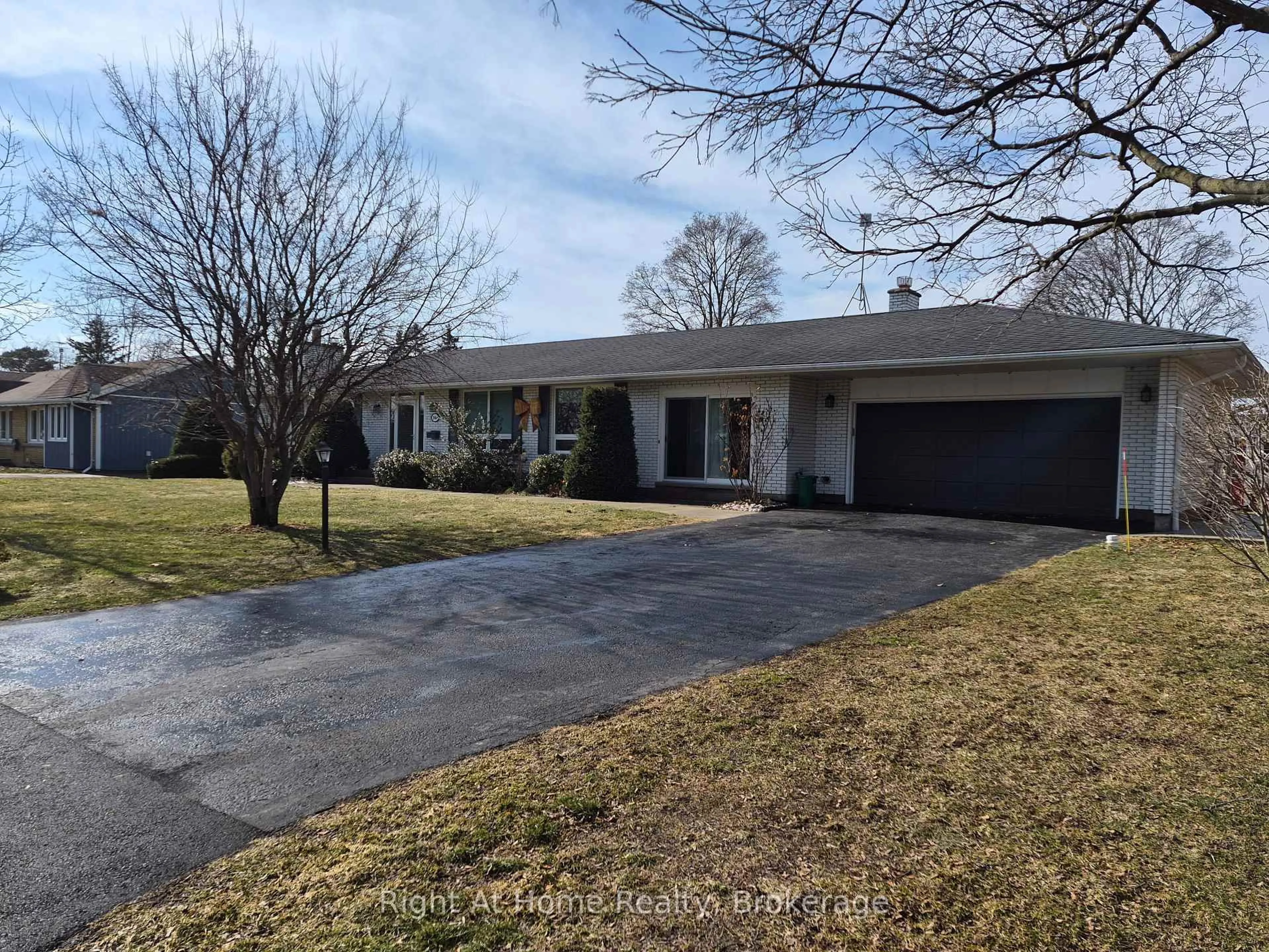 A pic from outside/outdoor area/front of a property/back of a property/a pic from drone, street for 15414 Niagara Pkwy, Niagara-on-the-Lake Ontario L0S 1J0