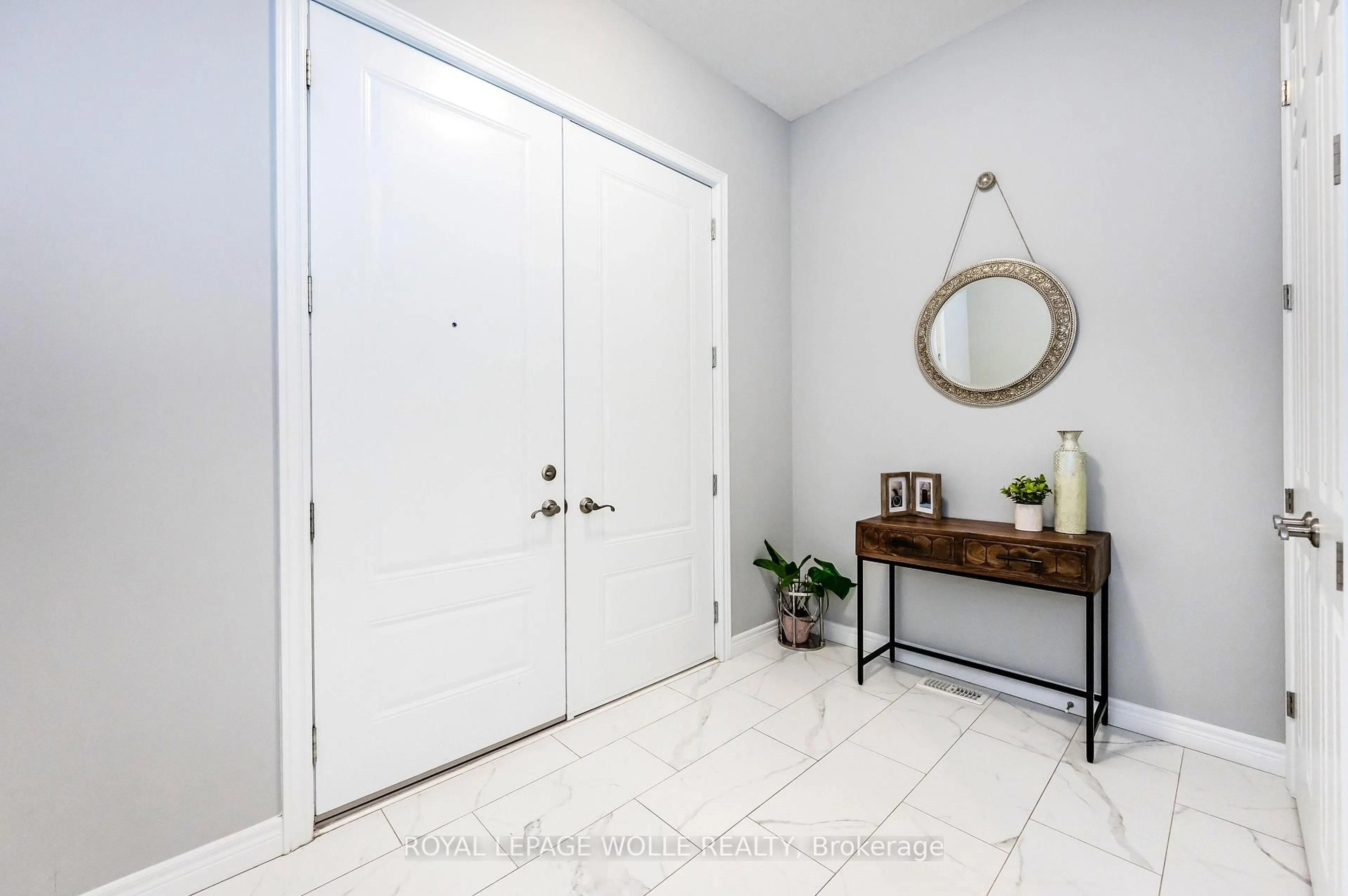 Indoor entryway for 55 Spachman St, Kitchener Ontario N2R 1R7