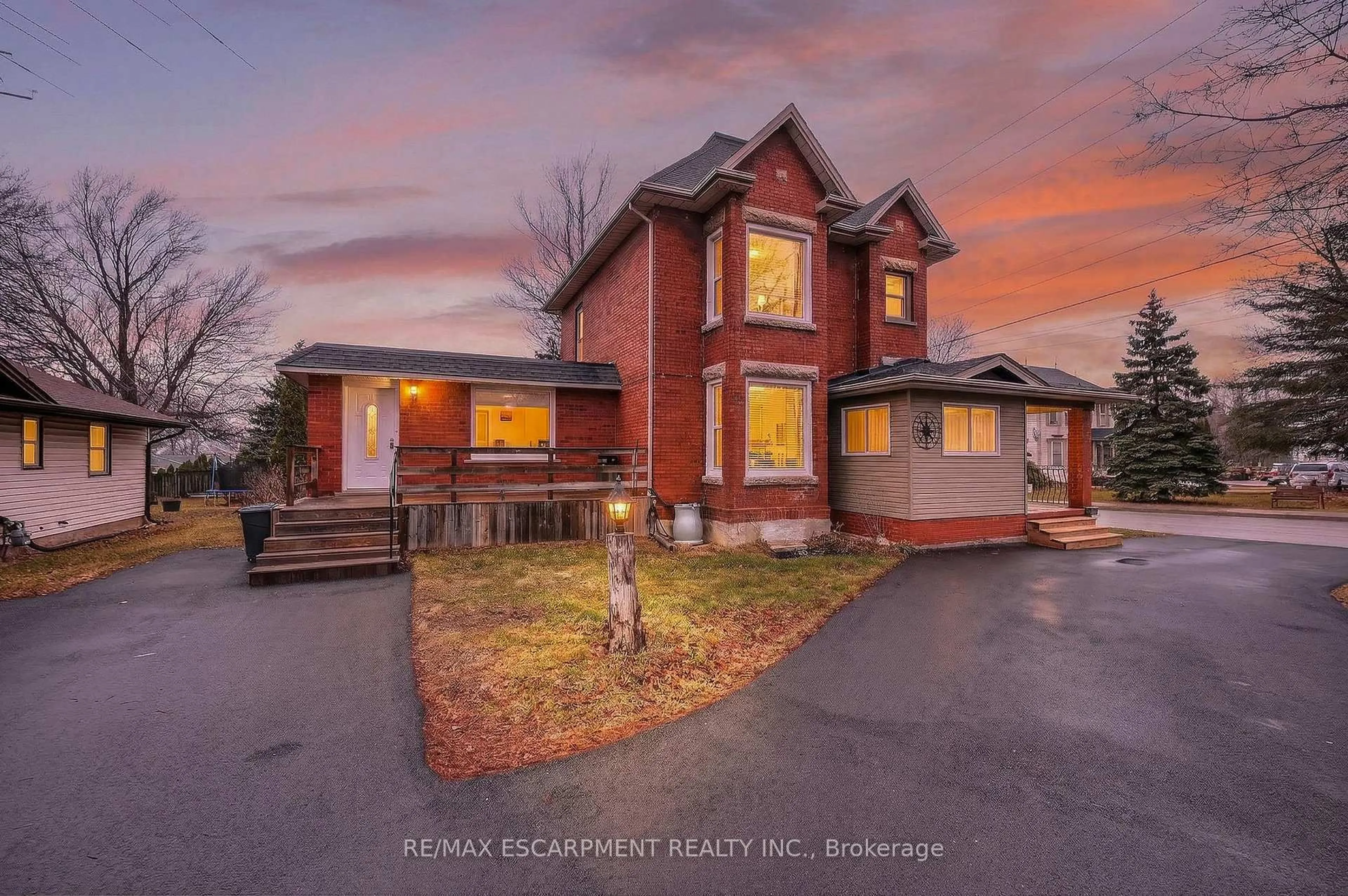 A pic from outside/outdoor area/front of a property/back of a property/a pic from drone, unknown for 287 Main St, Grimsby Ontario L3M 1P9