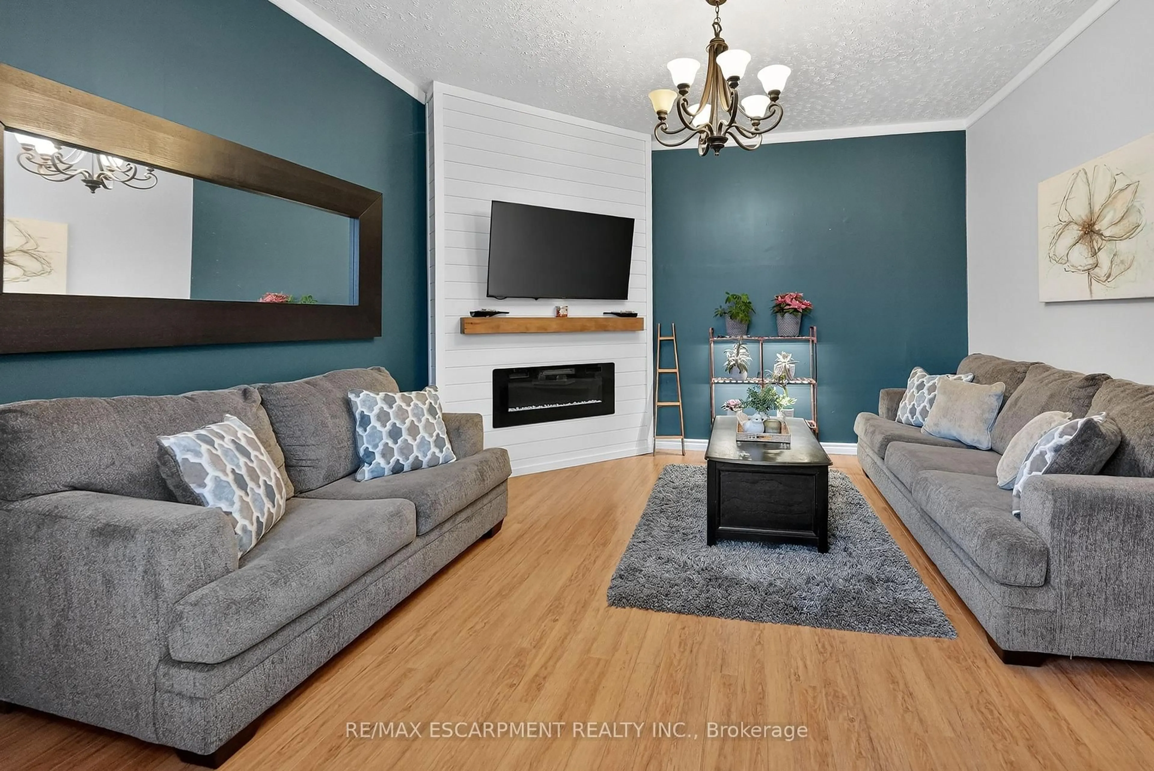 Living room with furniture, wood/laminate floor for 287 Main St, Grimsby Ontario L3M 1P9