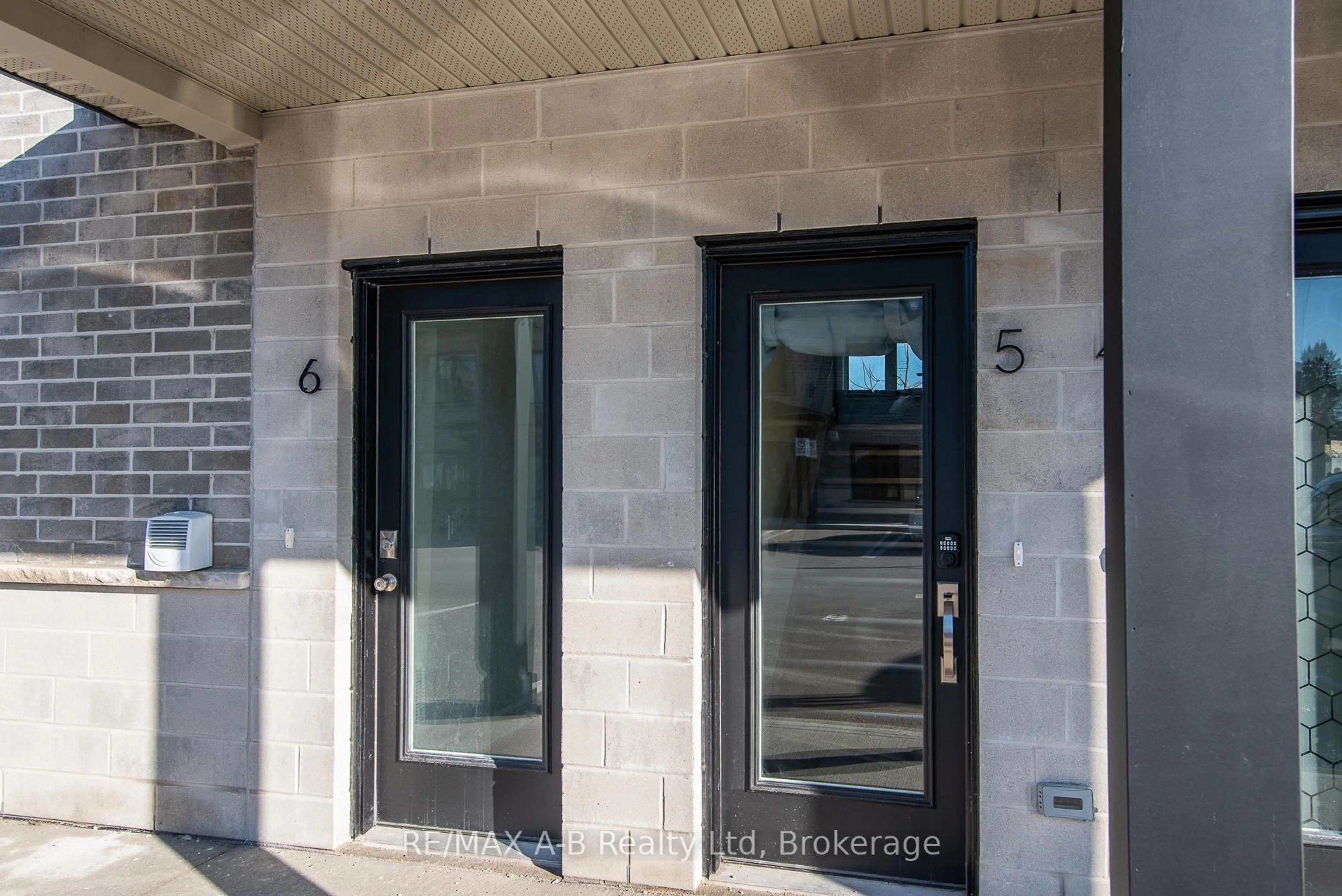 Indoor entryway for 3202 Line 37 Vivian Lane #Unit #5, Stratford Ontario N5A 0K6