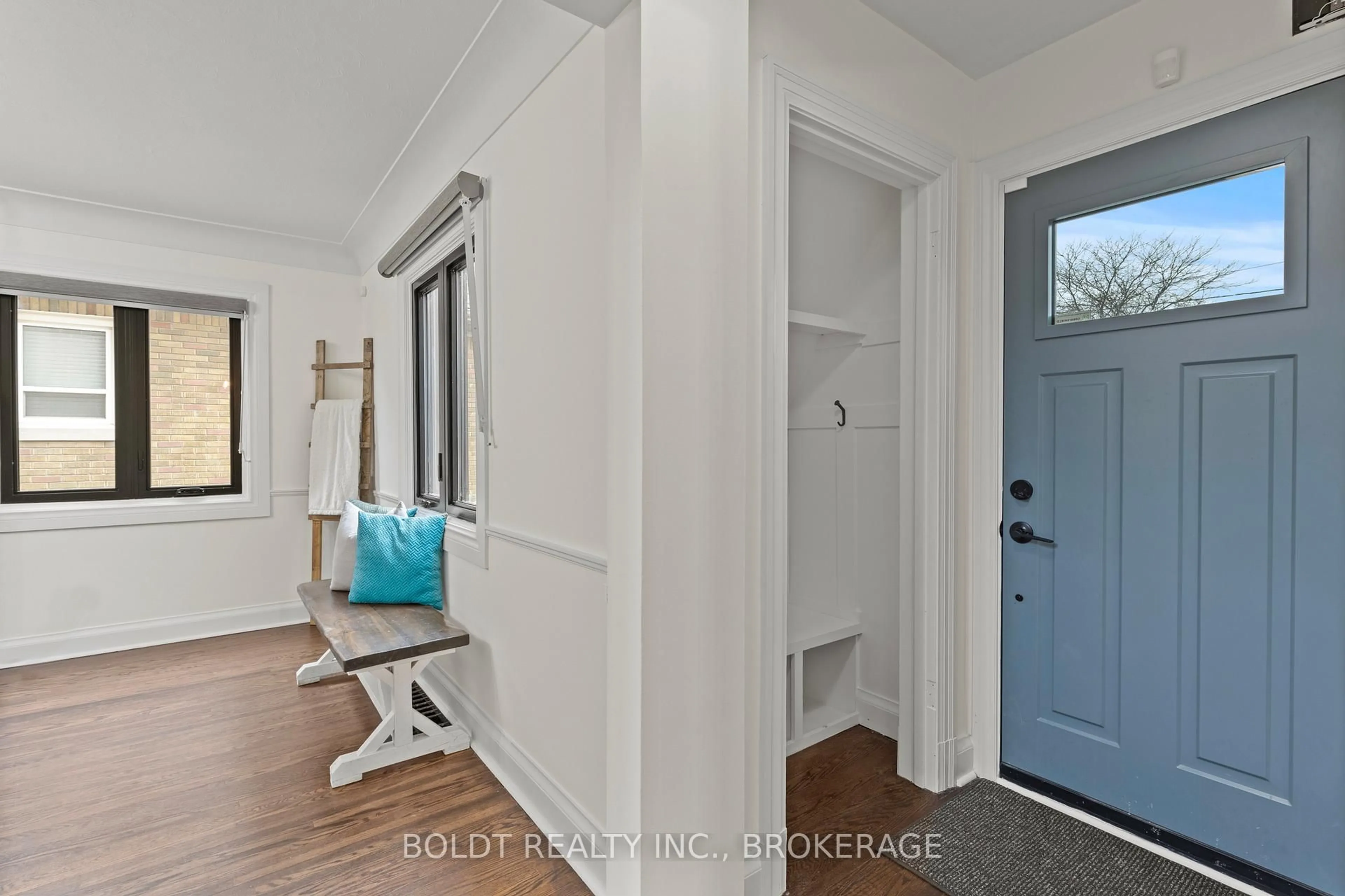 Indoor entryway for 322 Queenston St, St. Catharines Ontario L2P 2X7