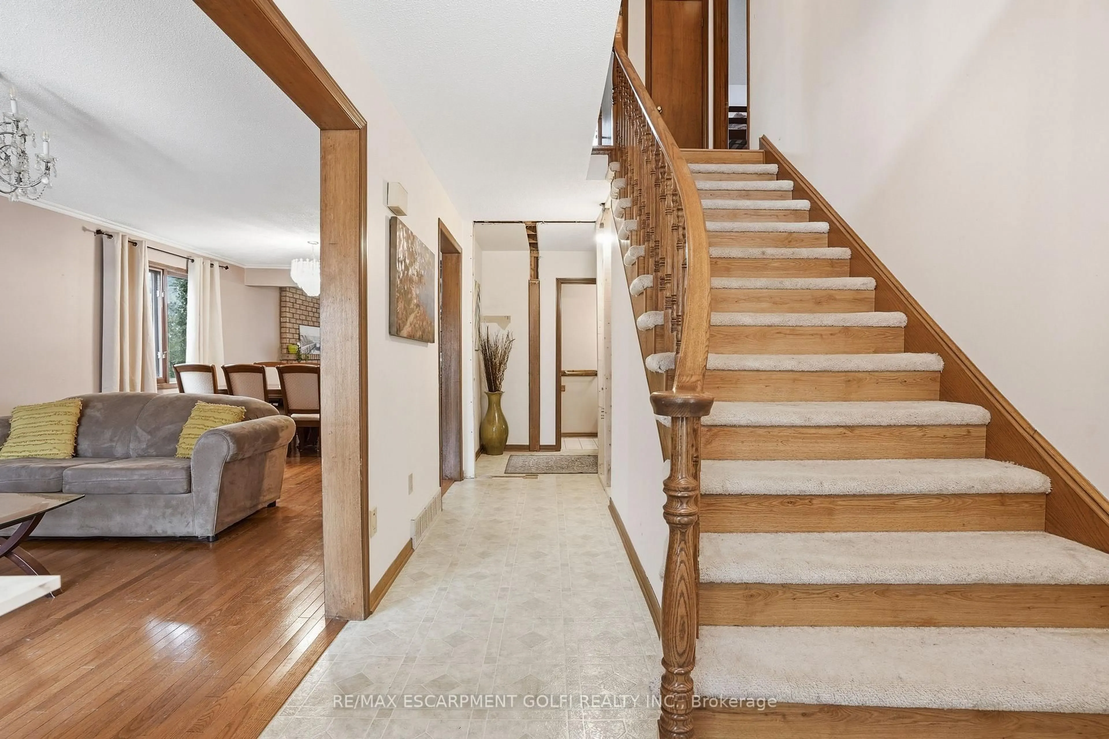 Indoor foyer for 4545 Green Meadow Blvd, Lincoln Ontario L0R 1B5