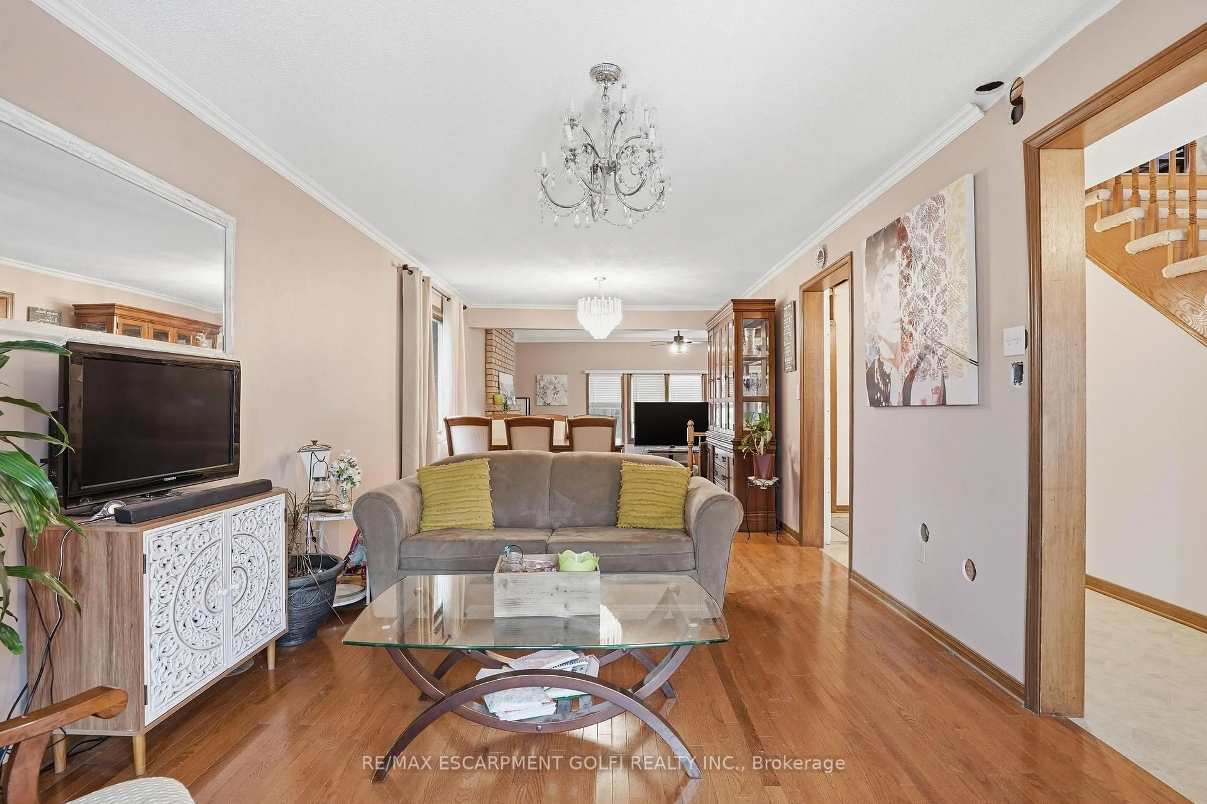 Living room with furniture, wood/laminate floor for 4545 Green Meadow Blvd, Lincoln Ontario L0R 1B5