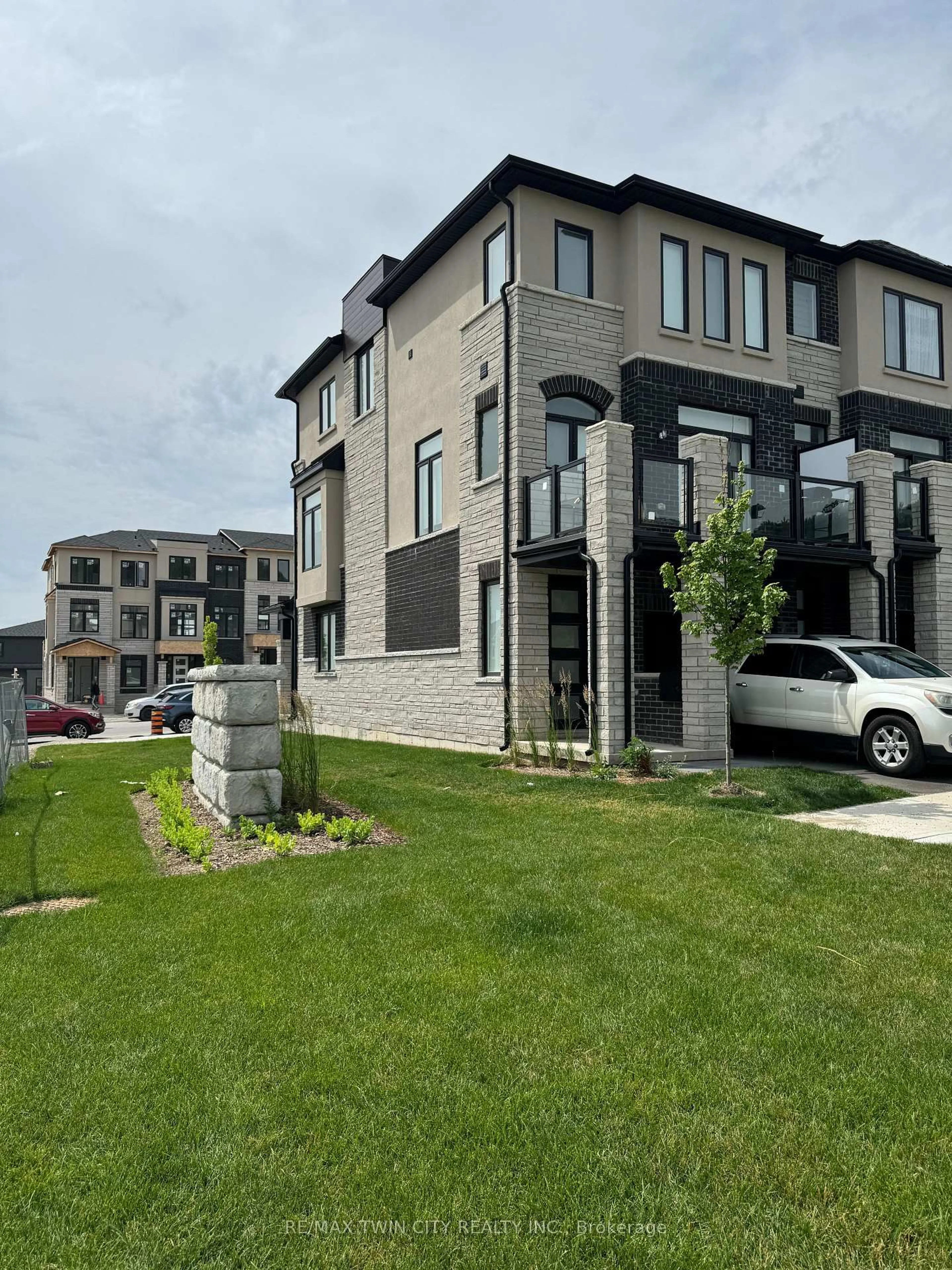 Unknown for 290 Equestrian Way #1, Cambridge Ontario N3E 0E7