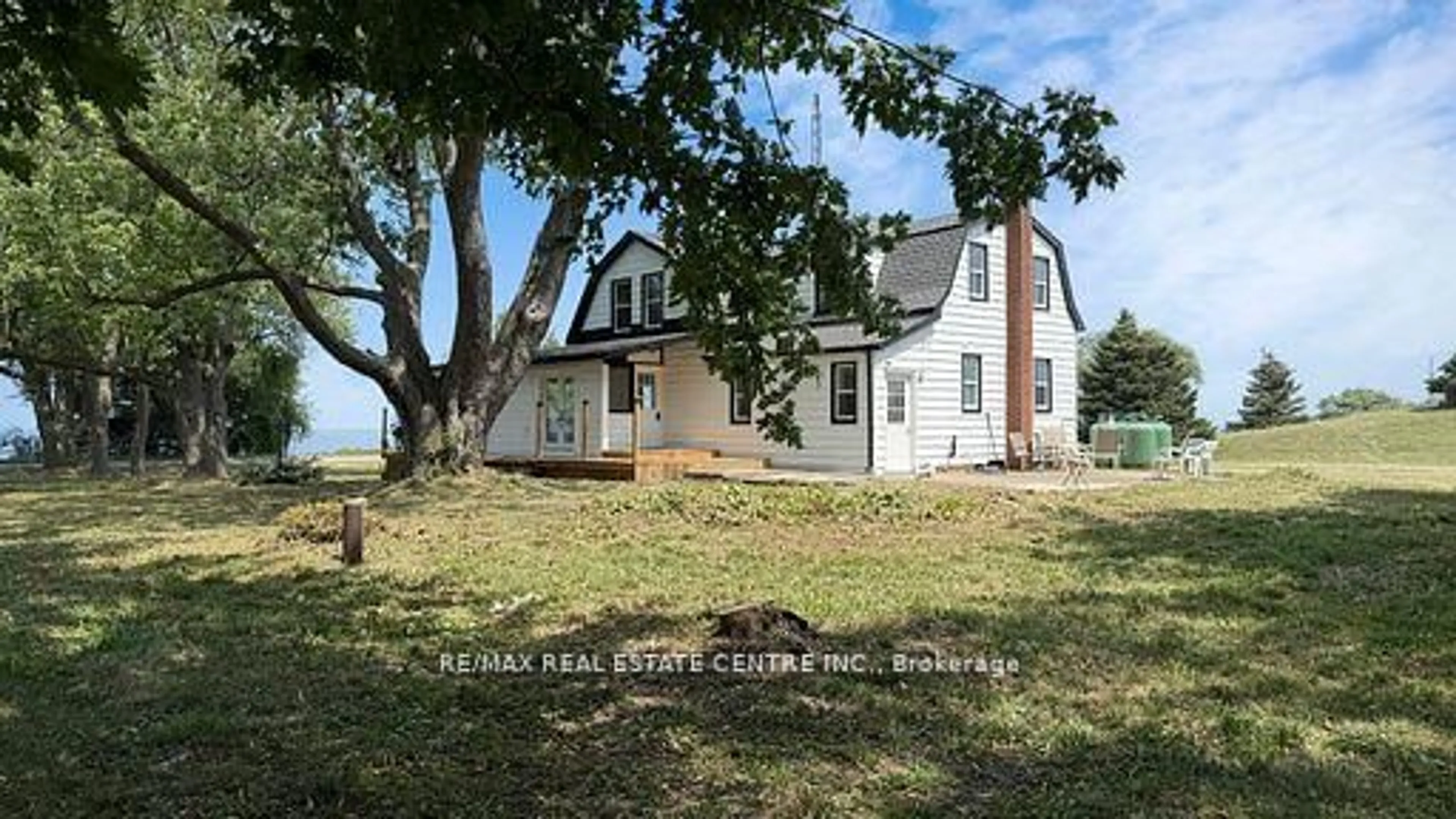 A pic from outside/outdoor area/front of a property/back of a property/a pic from drone, unknown for 4036 Lakeshore Rd, Lincoln Ontario L3J 0X3