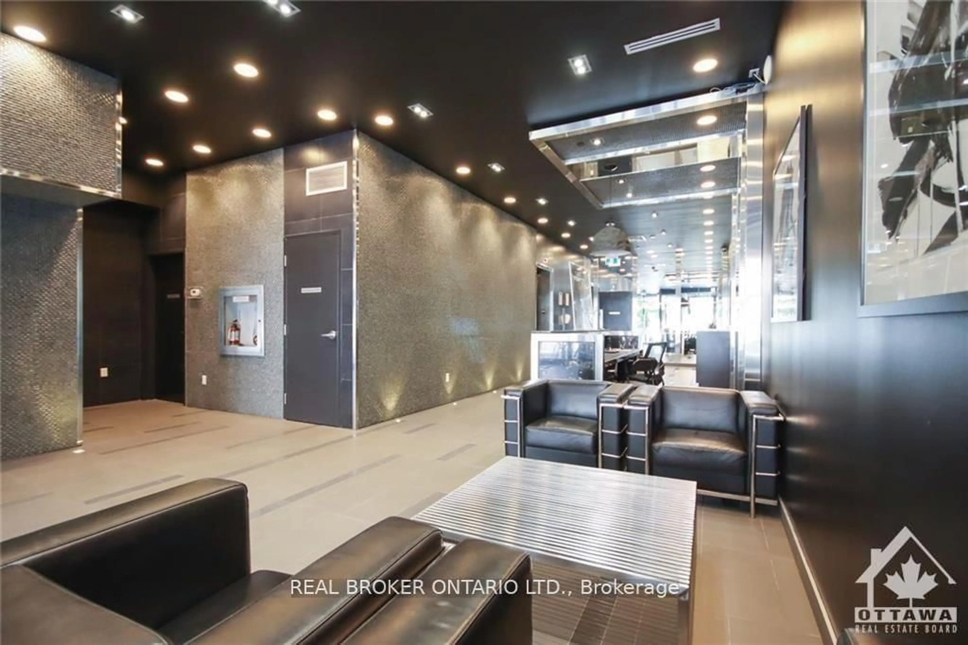 Indoor foyer for 224 Lyon St #815, Ottawa Ontario K1R 0C1