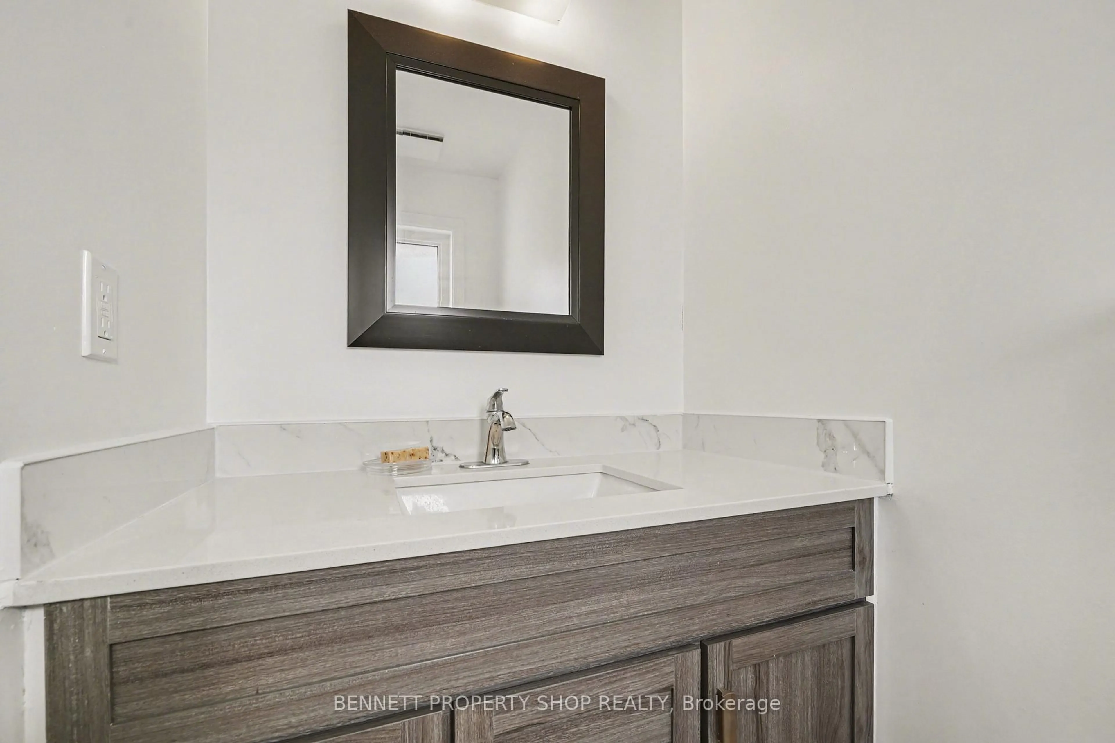 Standard bathroom, ceramic/tile floor for 37 Pixley Private, Ottawa Ontario K1G 4C3