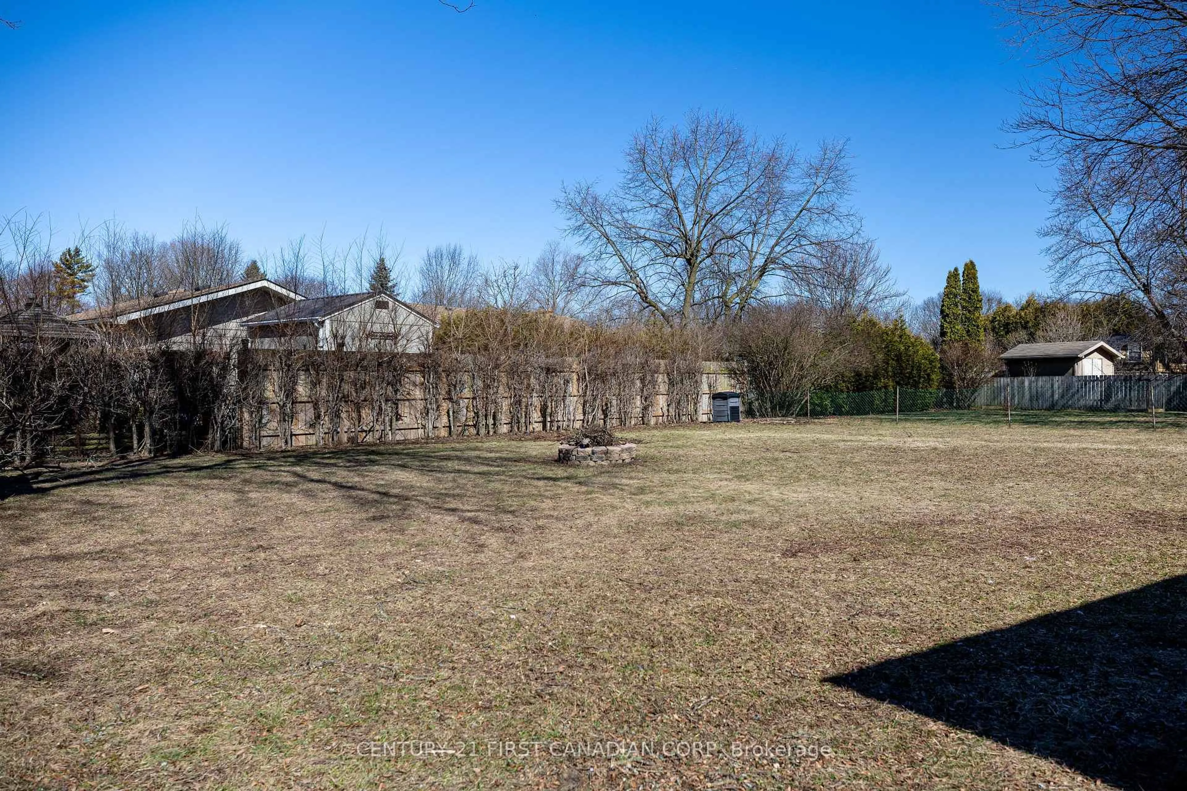 A pic from outside/outdoor area/front of a property/back of a property/a pic from drone, unknown for 415 Regal Dr, London East Ontario N5Y 1J8