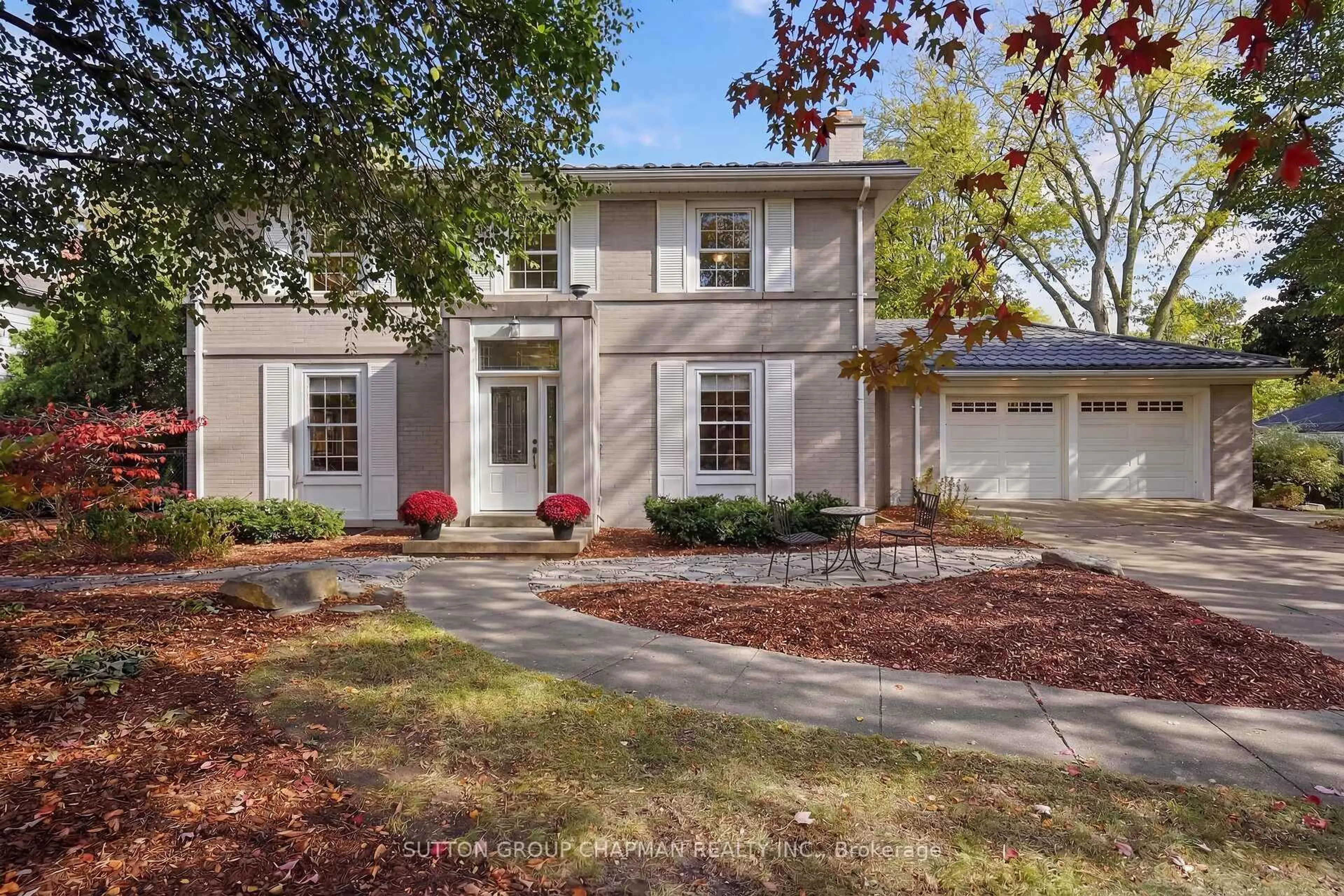 Home with vinyl exterior material, street for 1092 The Parkway Pkwy, London East Ontario N6A 2X1