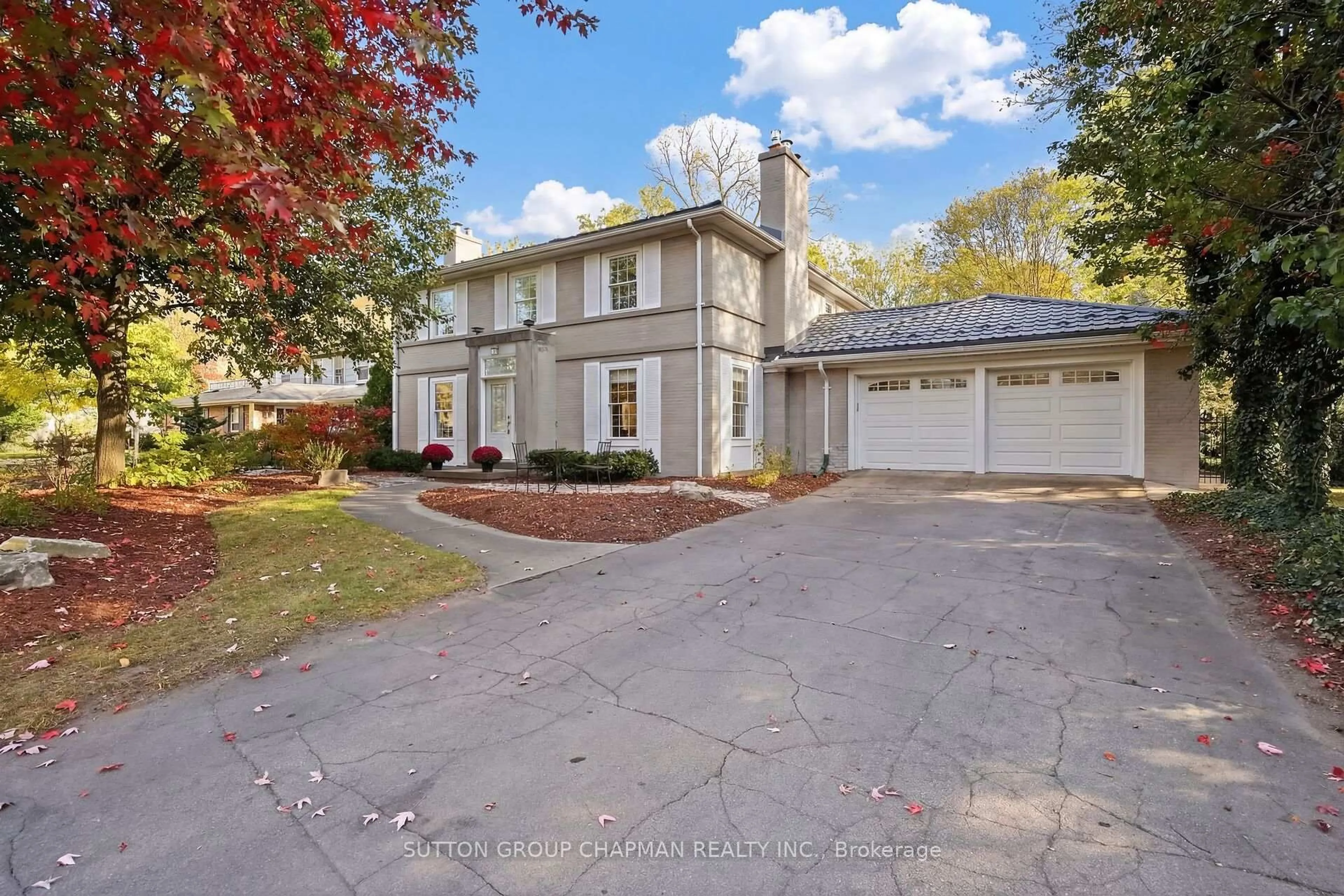 A pic from outside/outdoor area/front of a property/back of a property/a pic from drone, street for 1092 The Parkway Pkwy, London East Ontario N6A 2X1