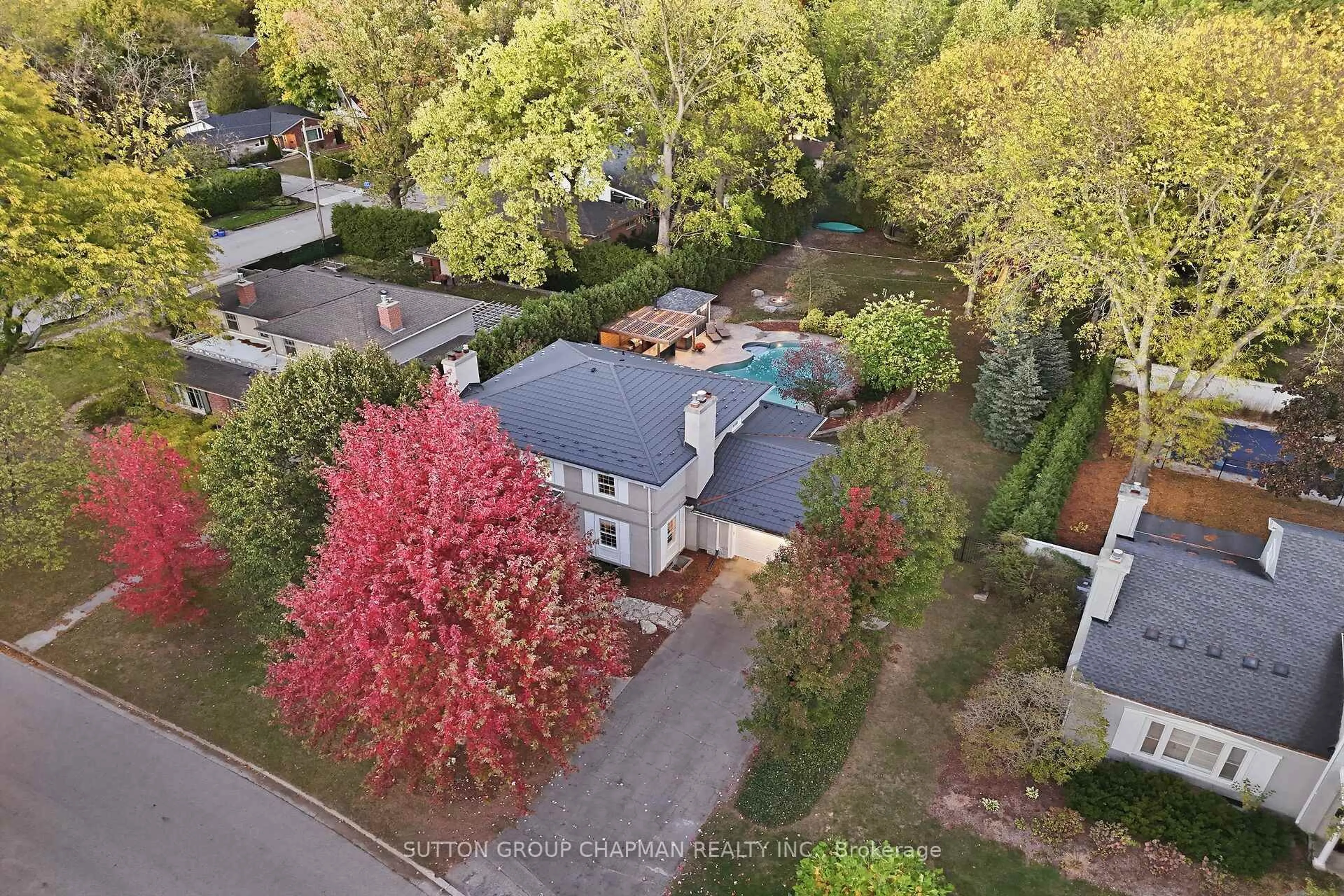 A pic from outside/outdoor area/front of a property/back of a property/a pic from drone, street for 1092 The Parkway Pkwy, London East Ontario N6A 2X1