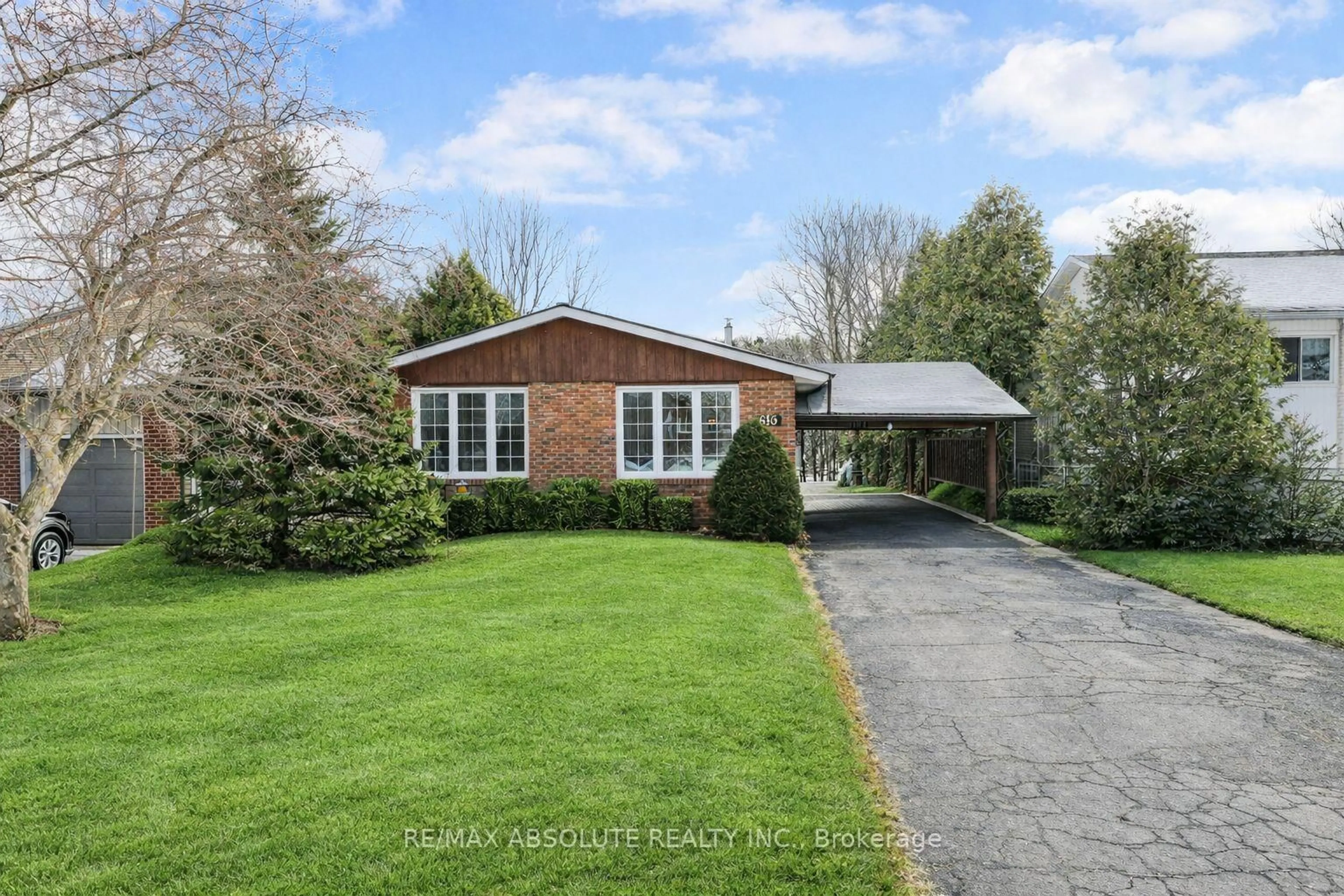 A pic from outside/outdoor area/front of a property/back of a property/a pic from drone, street for 610 Oxford St, North Grenville Ontario K0G 1J0