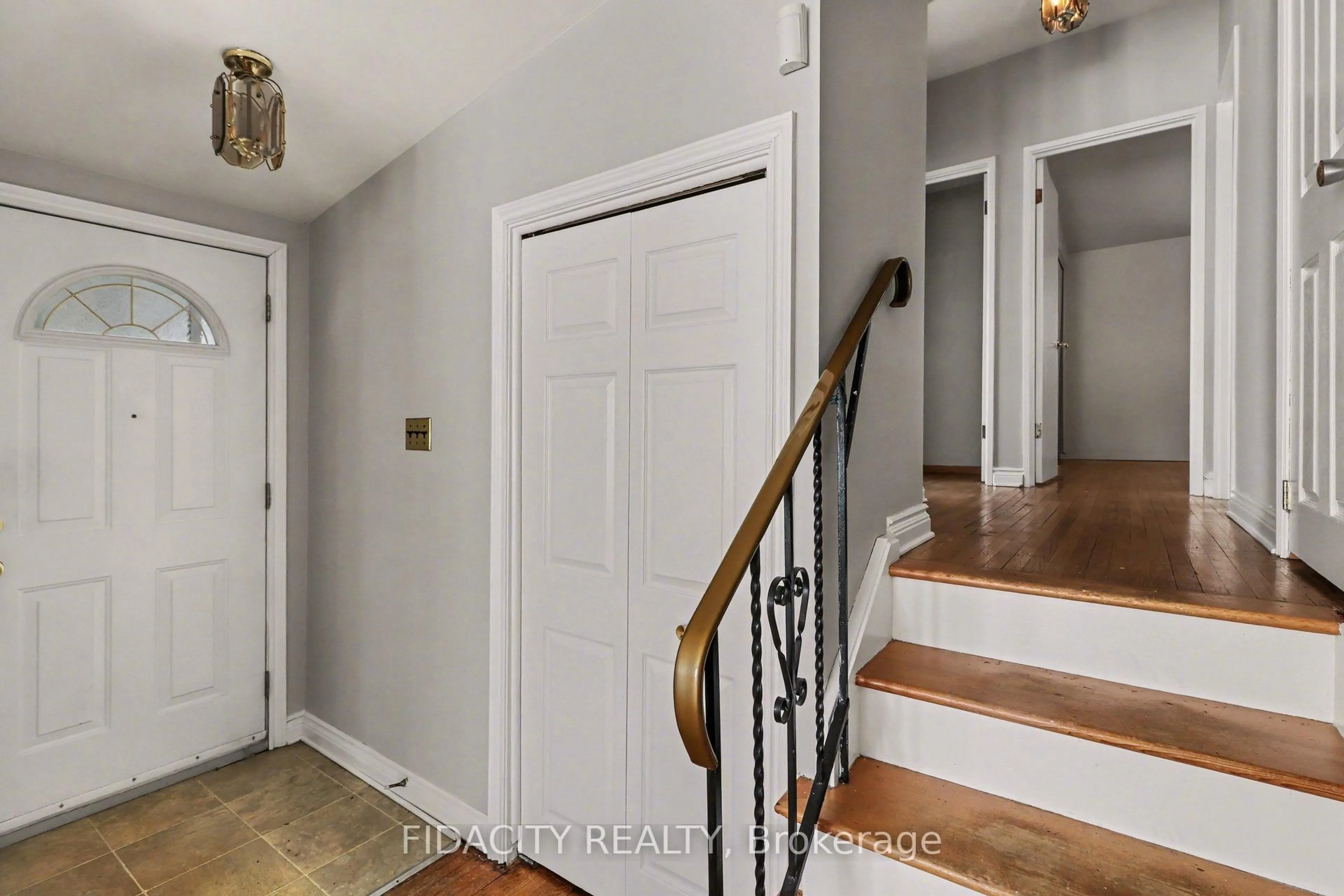 Indoor entryway for 1933 Connecticut Ave, Ottawa Ontario K1H 6Y3