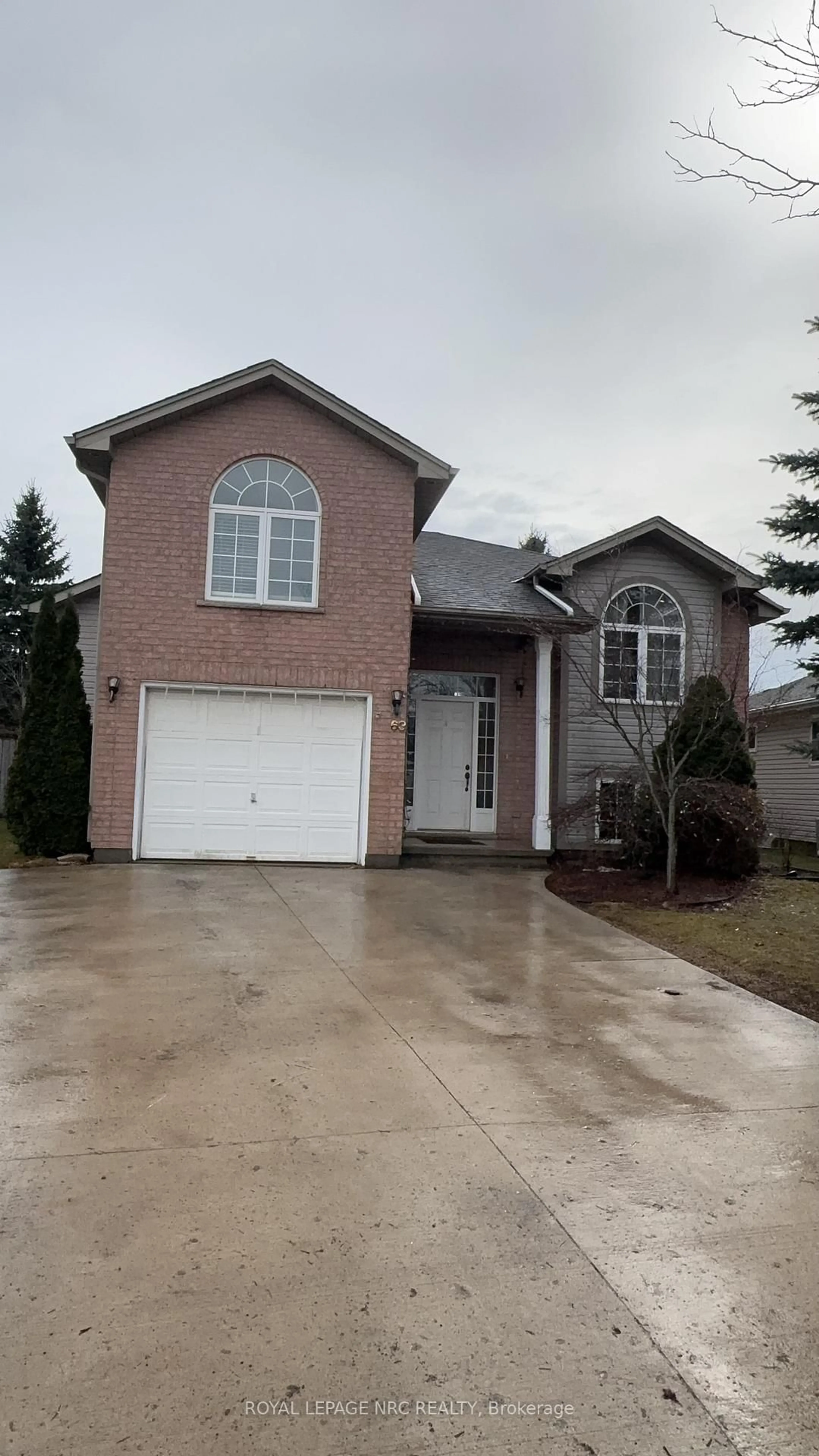 Home with vinyl exterior material, street for 63 Jackson Crt, Welland Ontario L3C 7G4