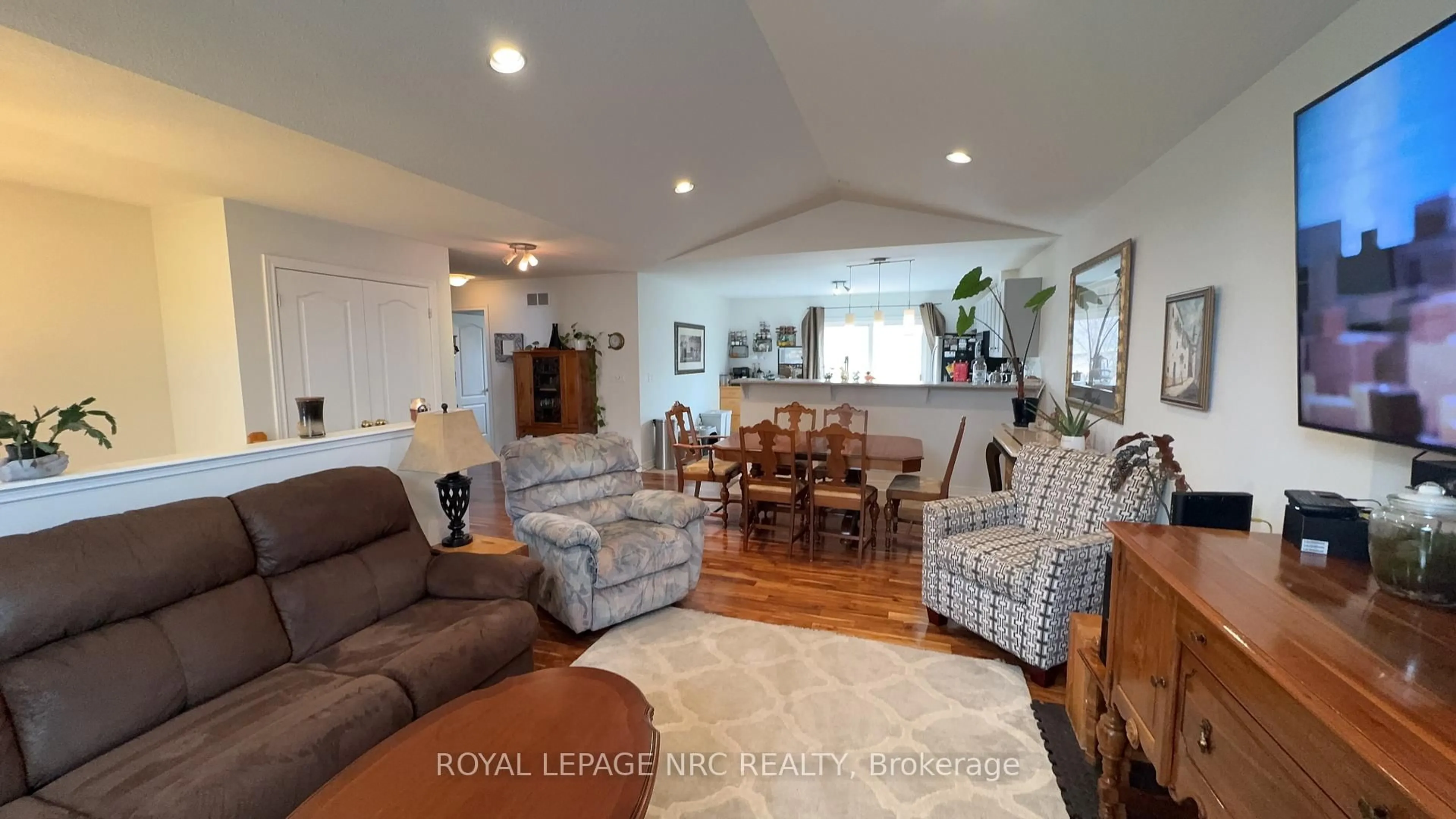 Living room with furniture, unknown for 63 Jackson Crt, Welland Ontario L3C 7G4