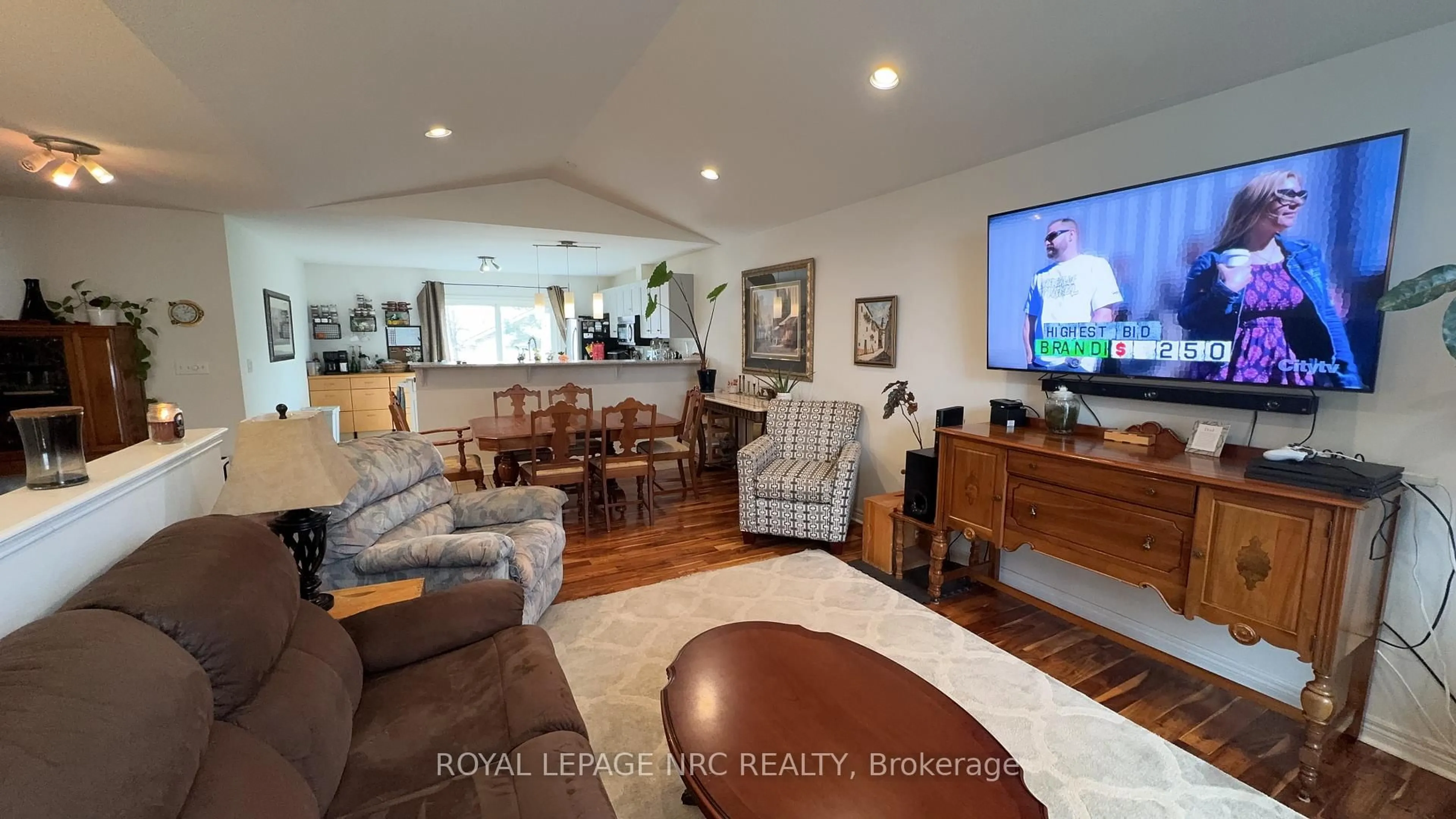 Living room with furniture, unknown for 63 Jackson Crt, Welland Ontario L3C 7G4