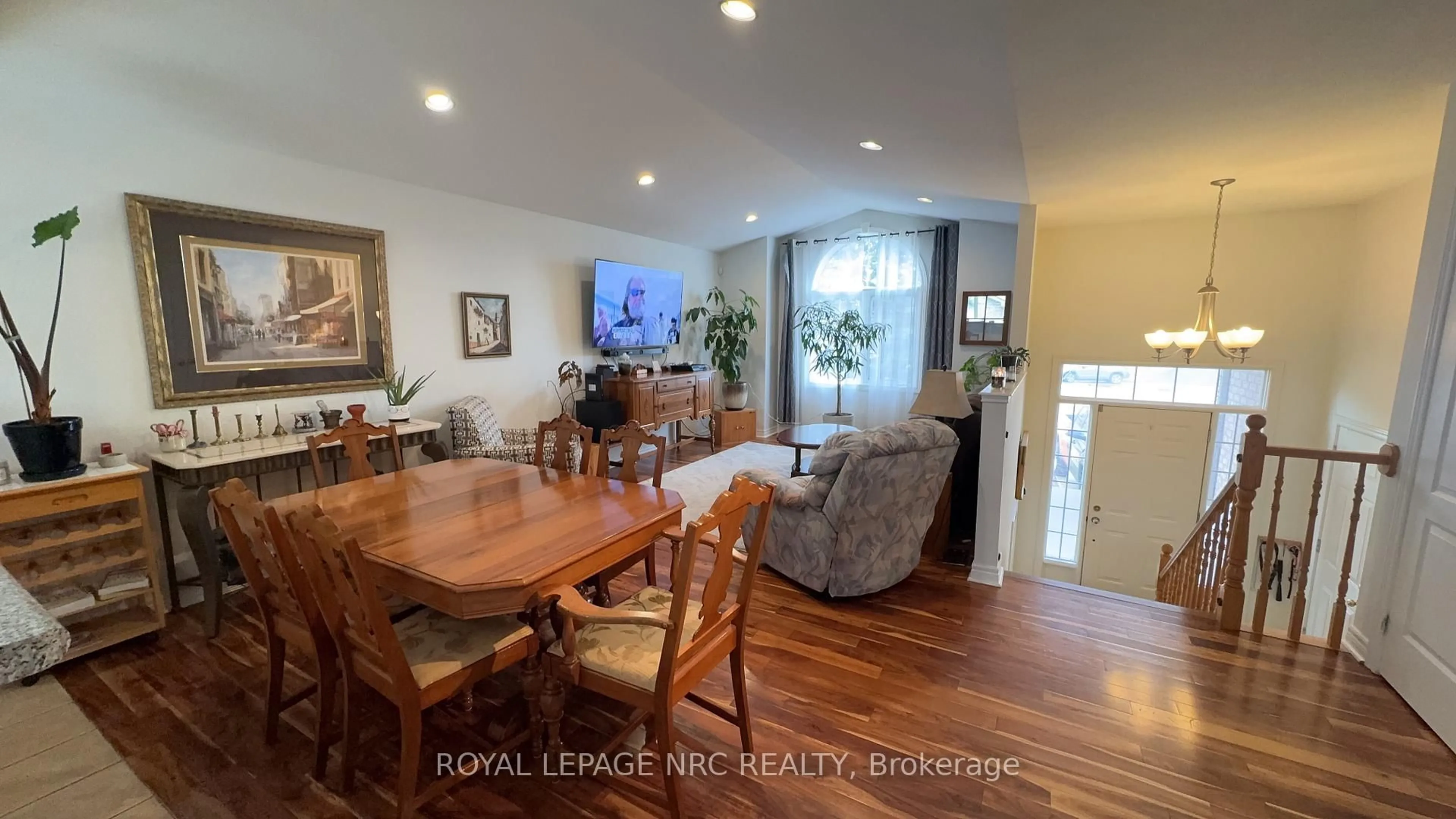 Dining room, wood/laminate floor for 63 Jackson Crt, Welland Ontario L3C 7G4