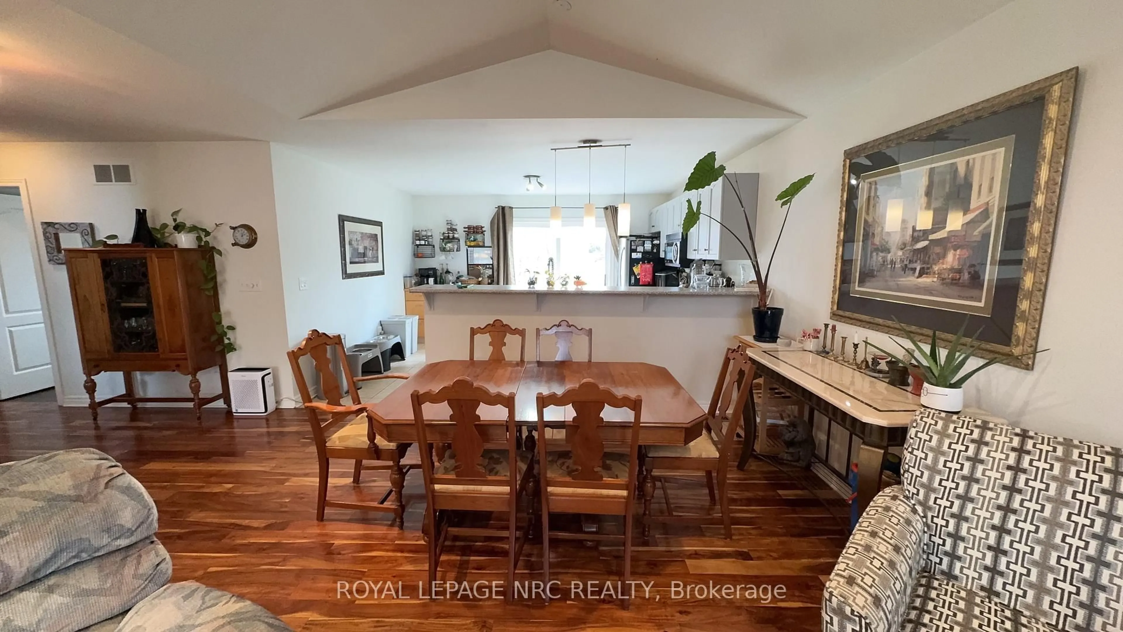 Dining room, wood/laminate floor for 63 Jackson Crt, Welland Ontario L3C 7G4