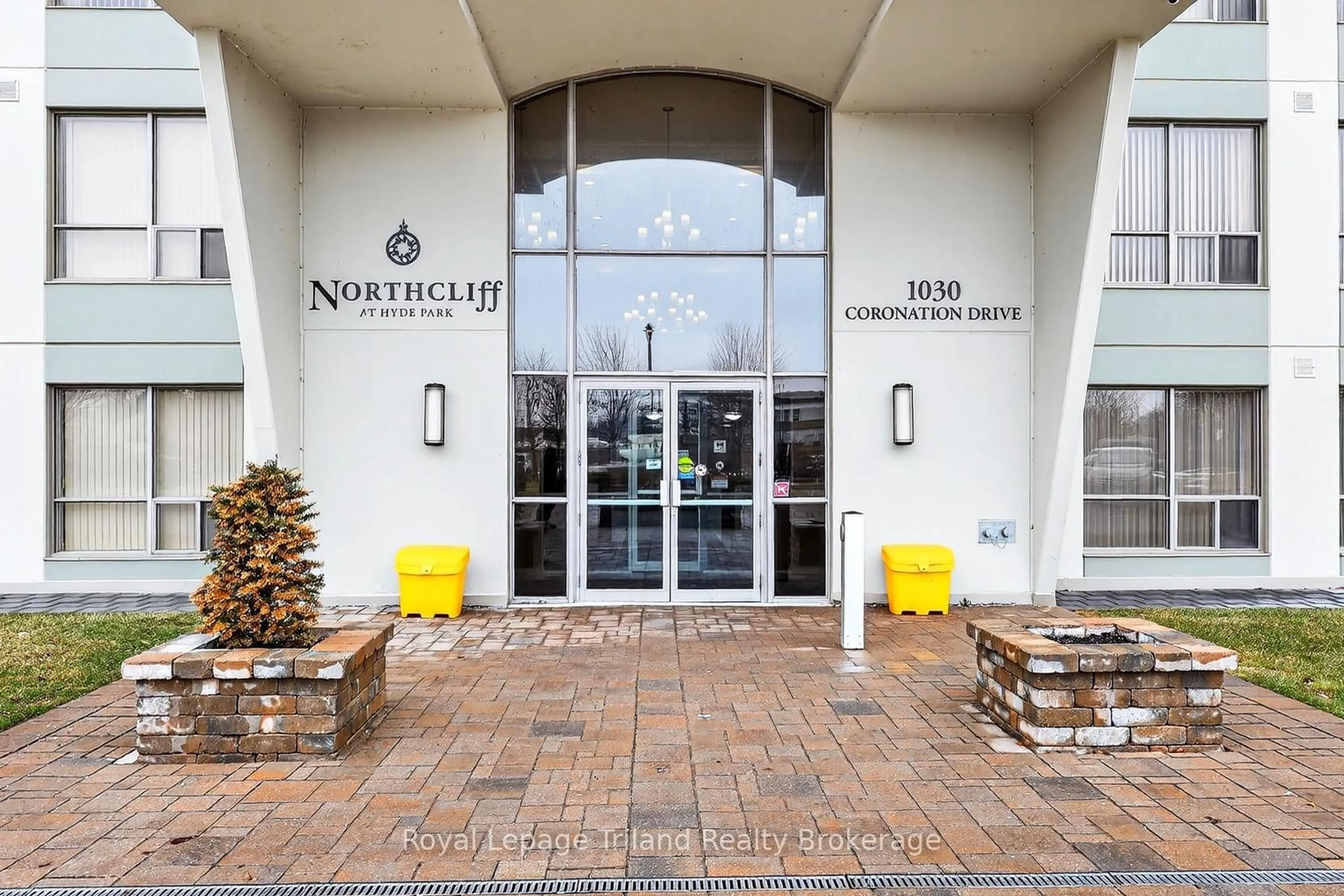 Indoor foyer for 1030 Coronation Dr #1007, London North Ontario N6G 0G5