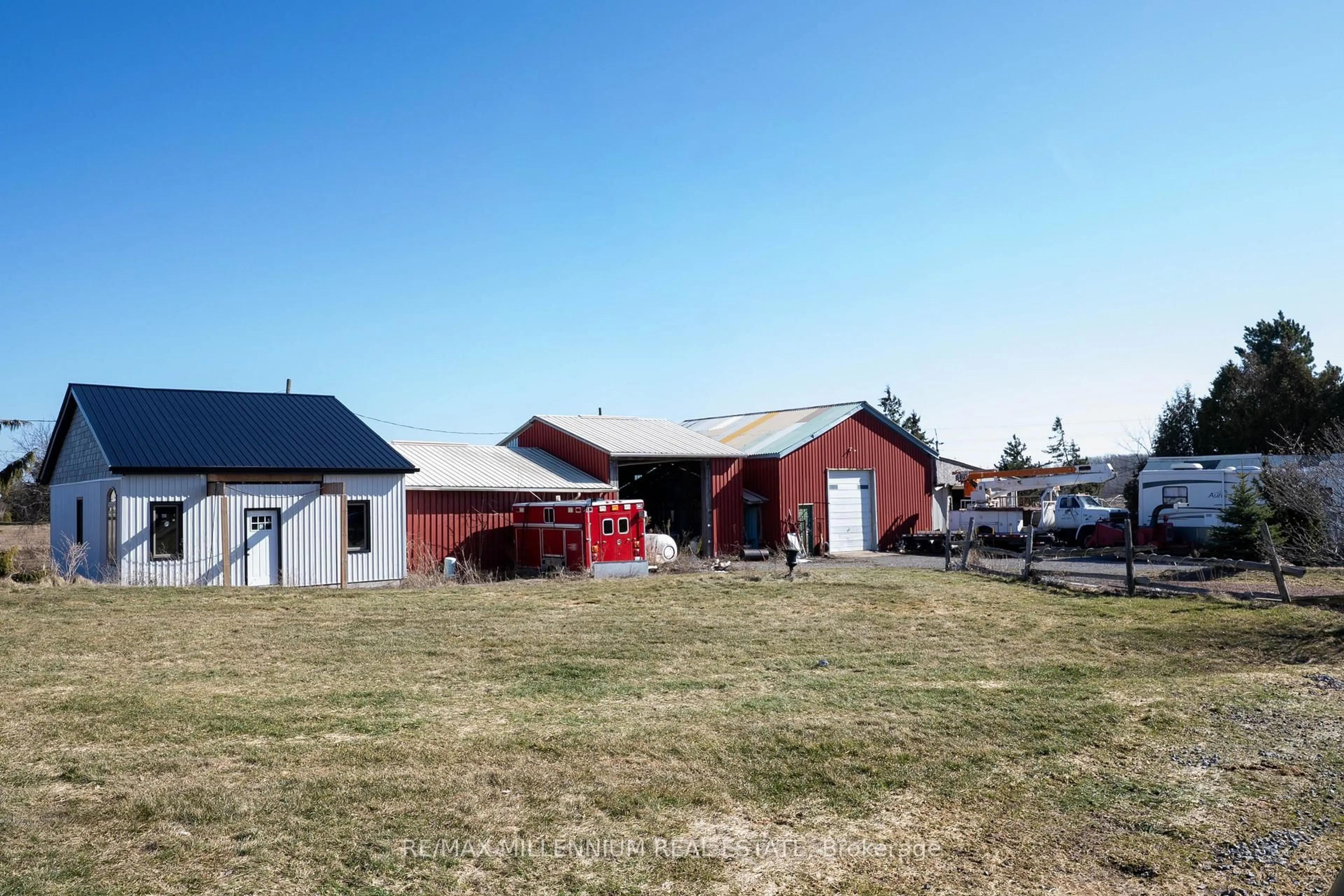A pic from outside/outdoor area/front of a property/back of a property/a pic from drone, building for 1113 Ridge Rd, Hamilton Ontario L8J 2X5