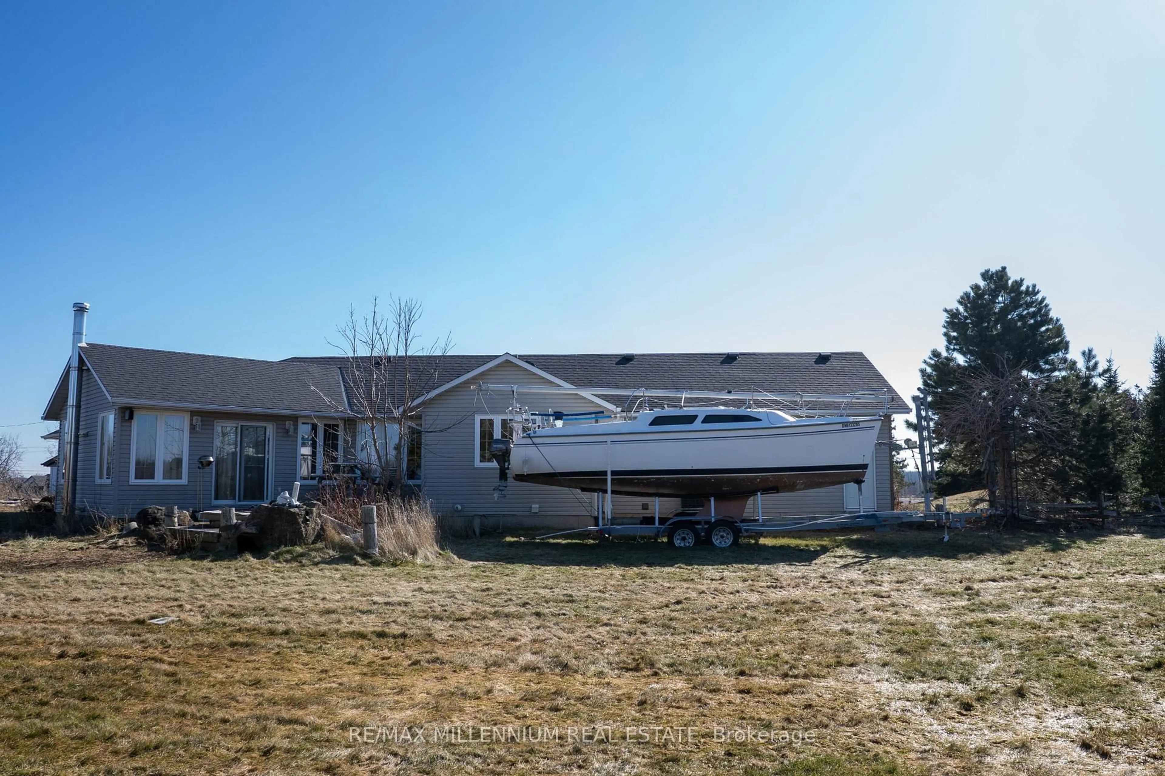 A pic from outside/outdoor area/front of a property/back of a property/a pic from drone, water/lake/river/ocean view for 1113 Ridge Rd, Hamilton Ontario L8J 2X5