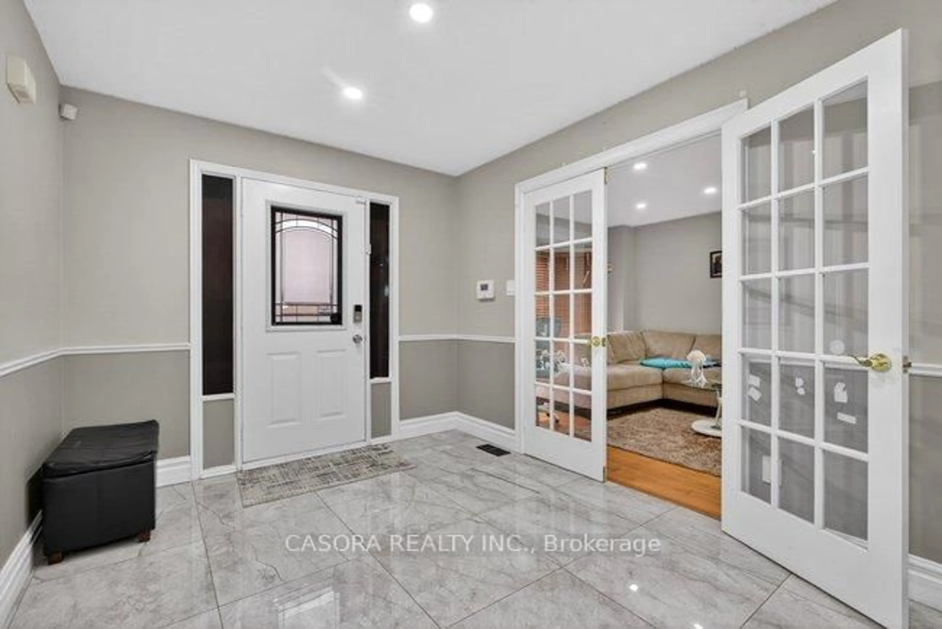 Indoor entryway for 15 TALIA Crt, Hamilton Ontario L8E 4X8