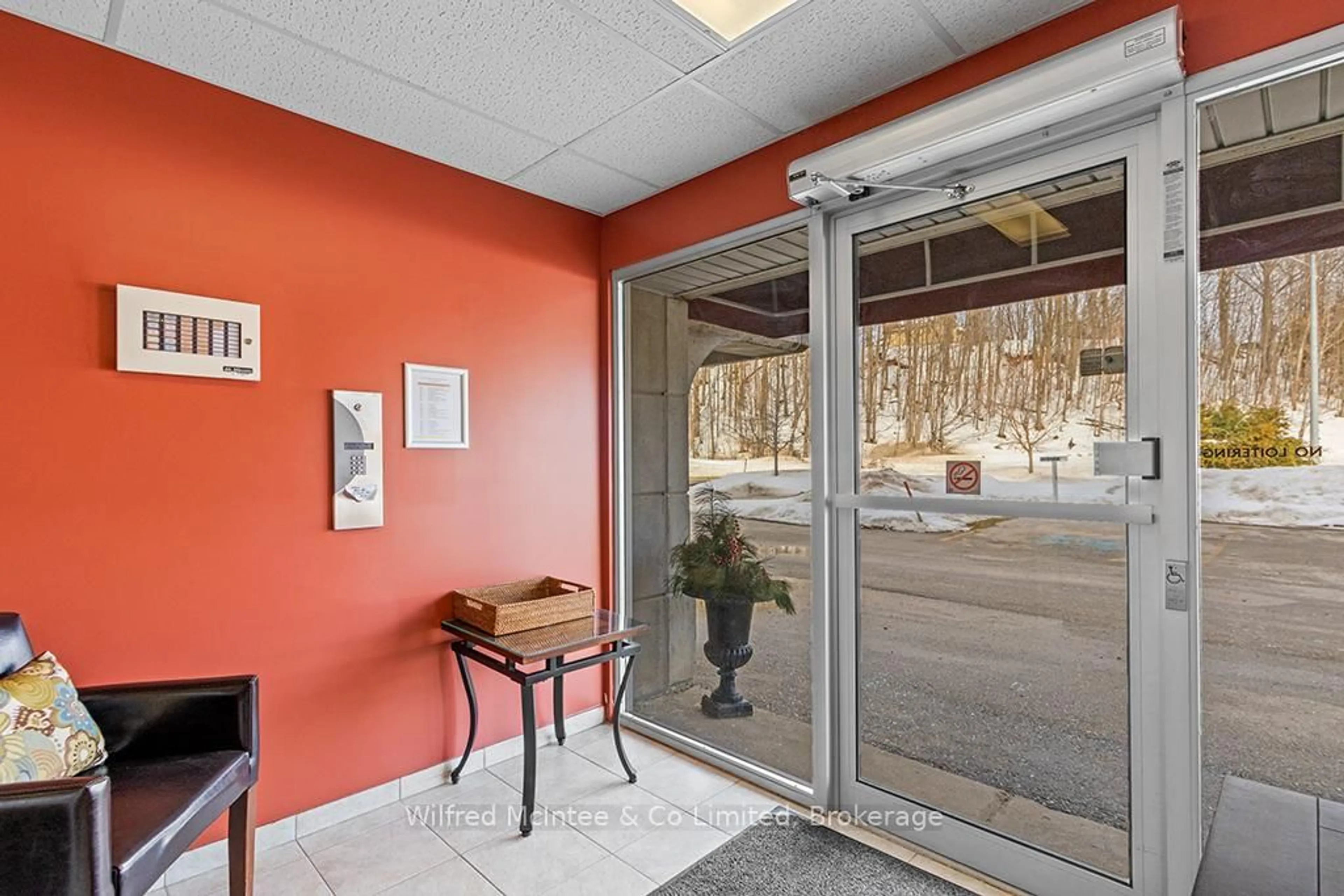 Indoor foyer for 125 William St #406, Brockton Ontario N0G 2V0