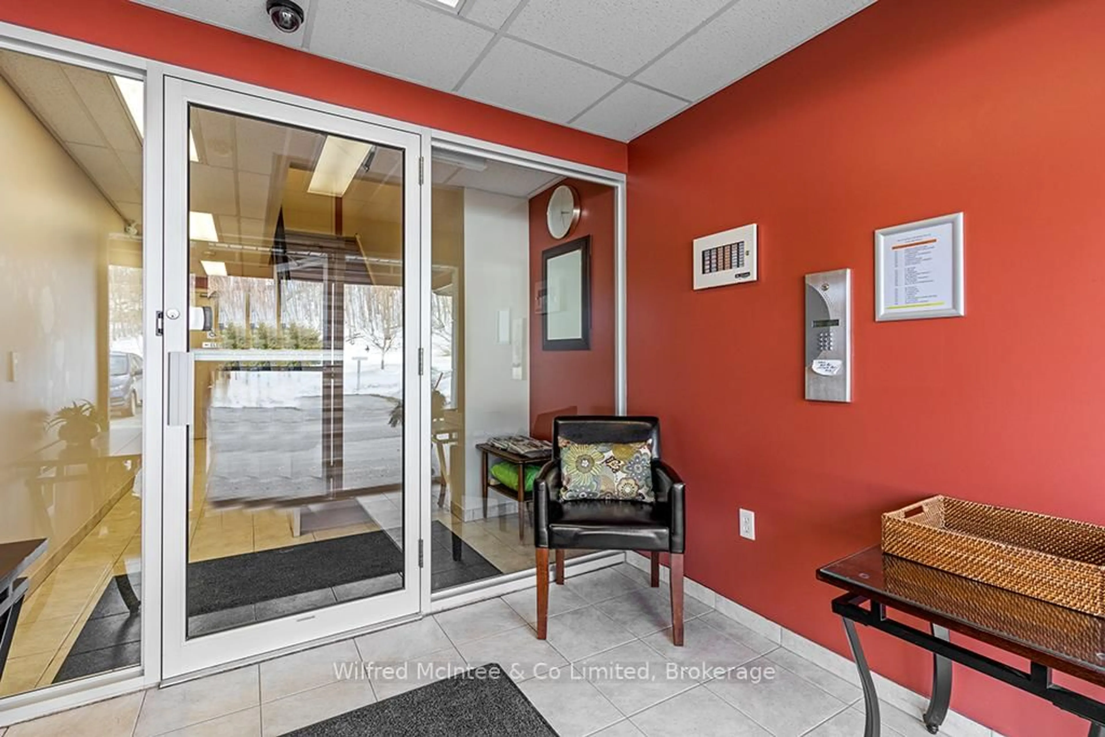 Indoor foyer for 125 William St #406, Brockton Ontario N0G 2V0