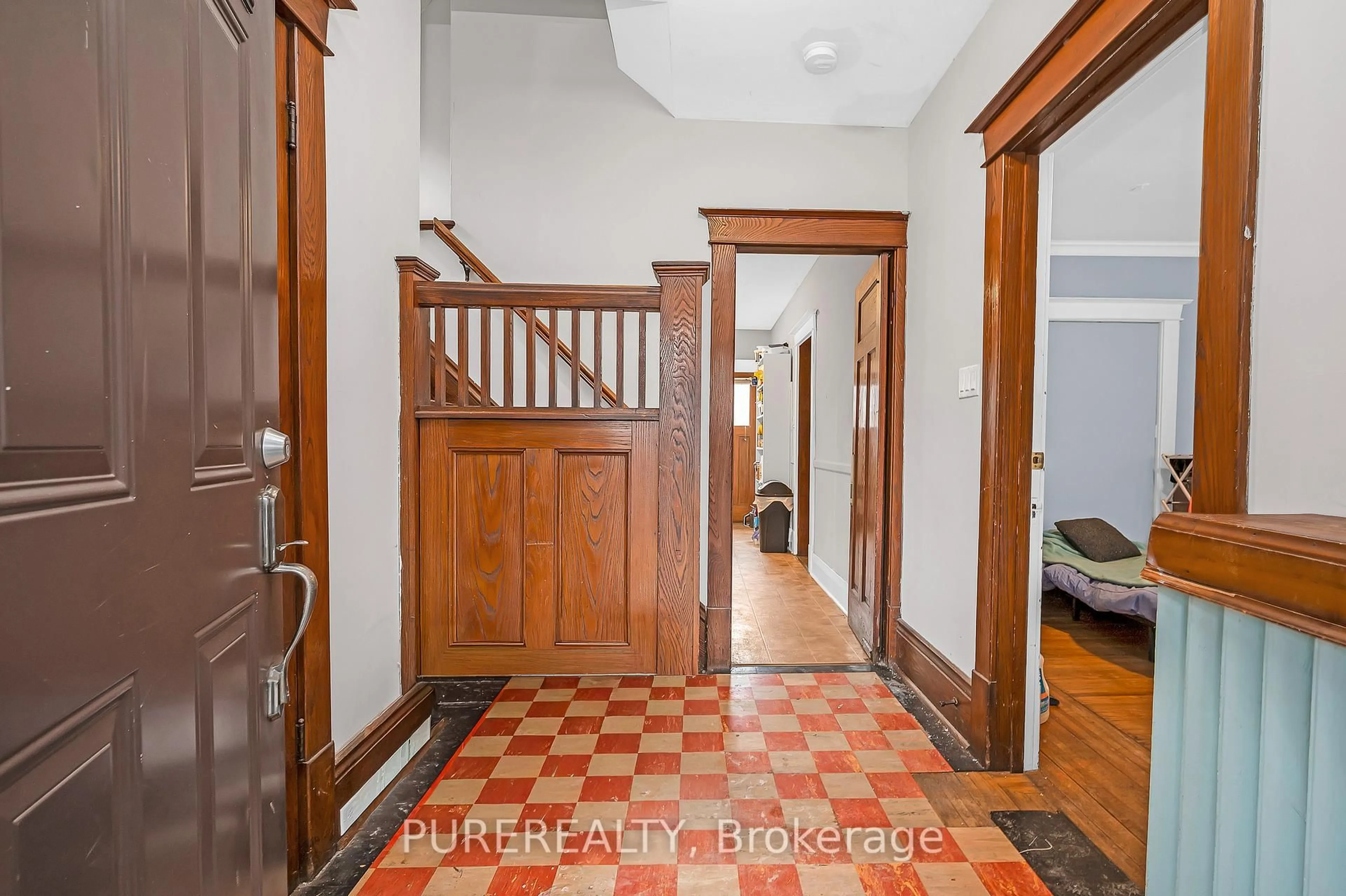 Indoor foyer for 47 Dalewood Cres, Hamilton Ontario L8S 4B5