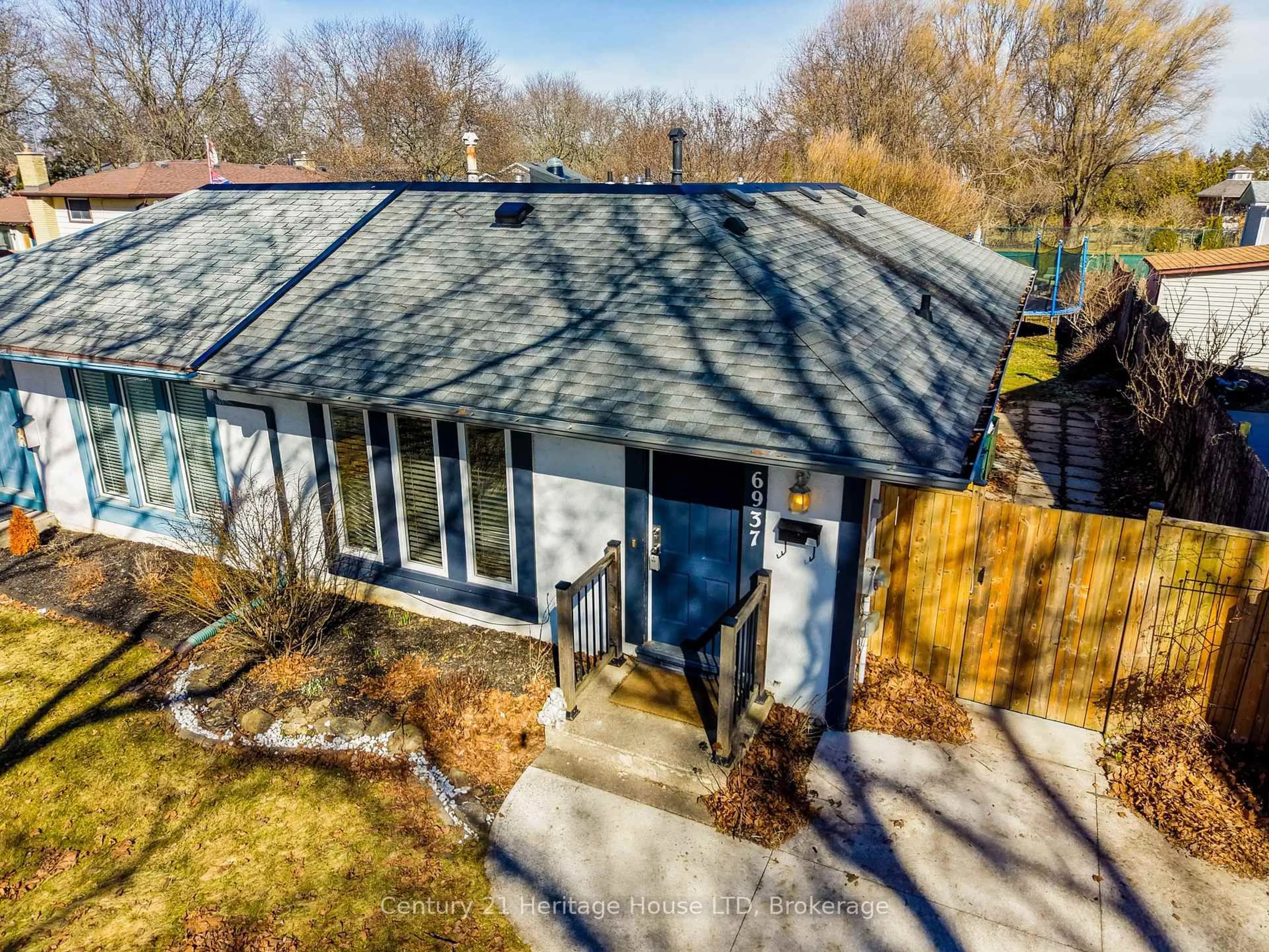 A pic from outside/outdoor area/front of a property/back of a property/a pic from drone, street for 6937 Dolphin St, Niagara Falls Ontario L2E 6Y8