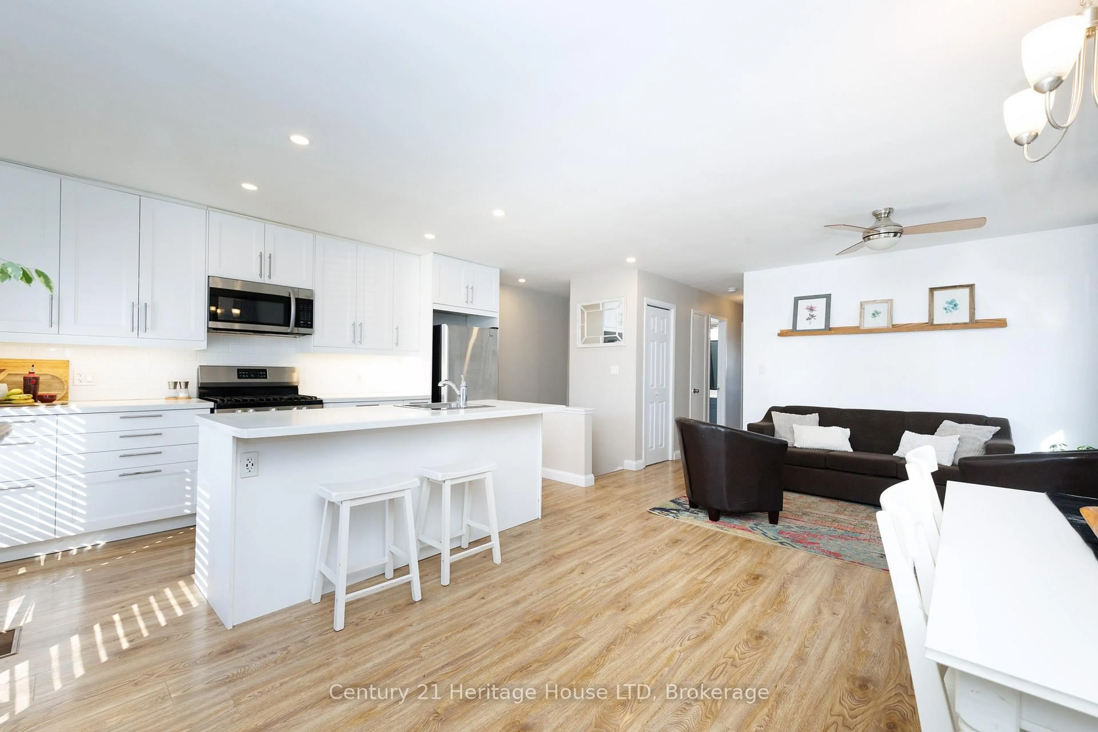 Open concept kitchen, wood/laminate floor for 6937 Dolphin St, Niagara Falls Ontario L2E 6Y8