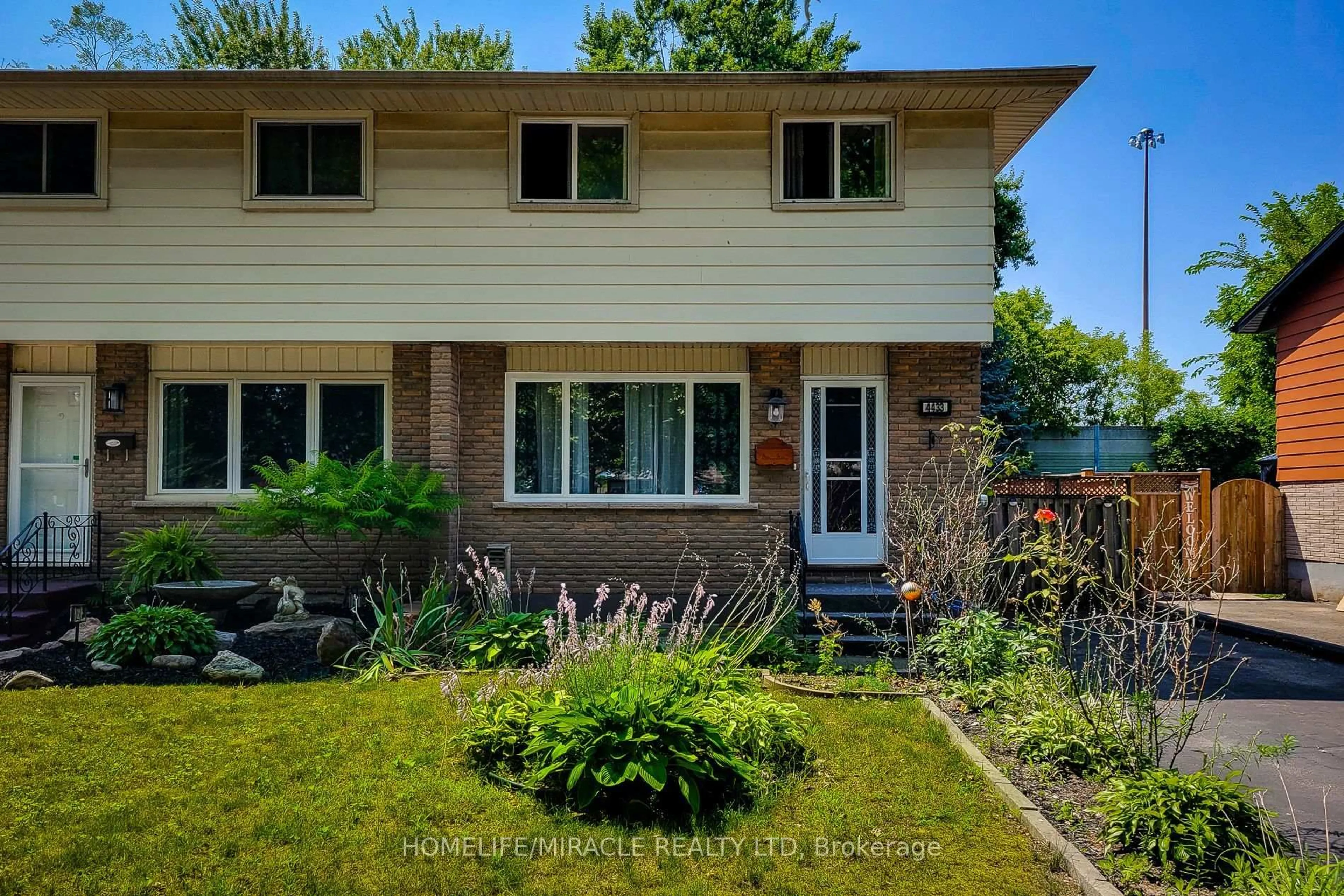 Home with vinyl exterior material, street for 4433 Meadowvale Dr, Niagara Falls Ontario L2E 5W8