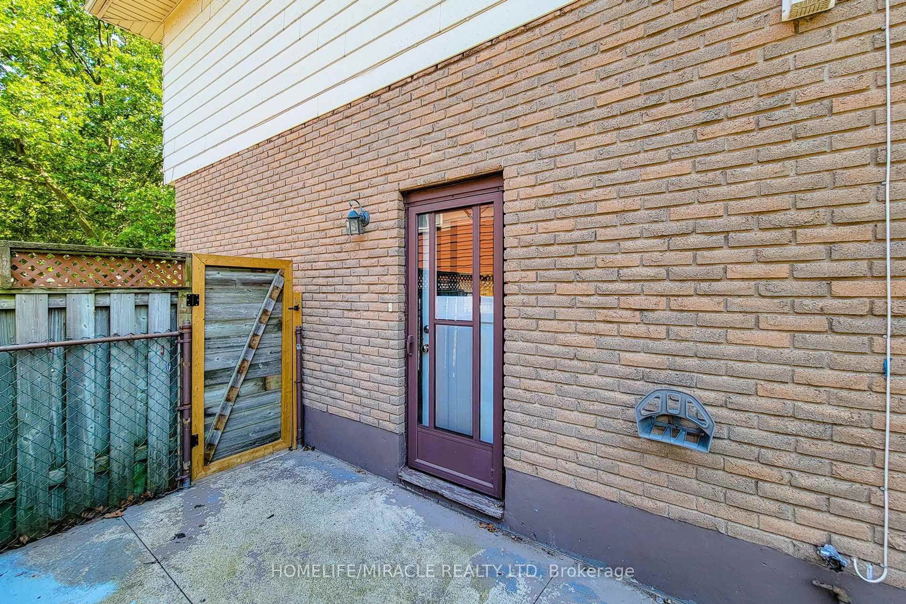 Home with brick exterior material, street for 4433 Meadowvale Dr, Niagara Falls Ontario L2E 5W8