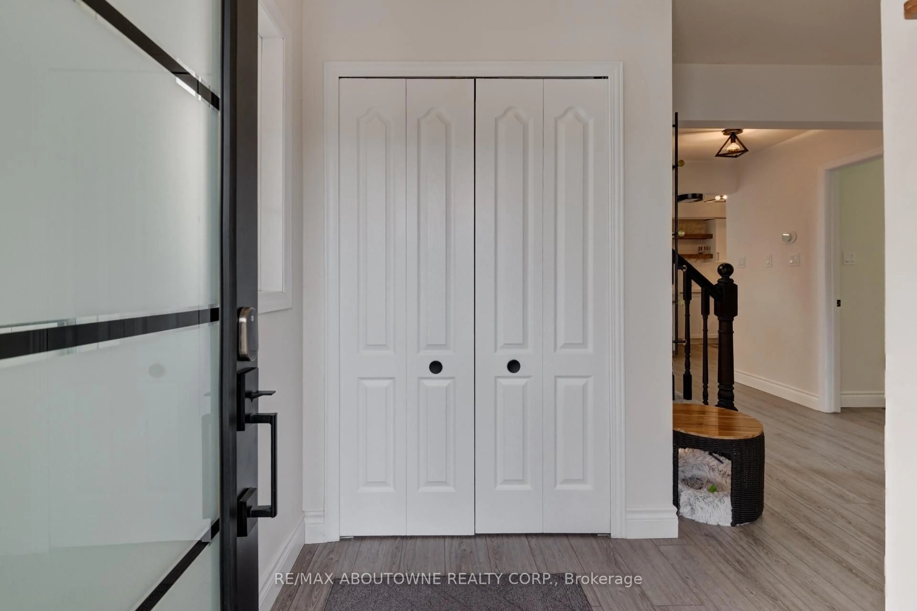 Indoor entryway for 514 Jerseyville Rd, Hamilton Ontario L9G 3L5