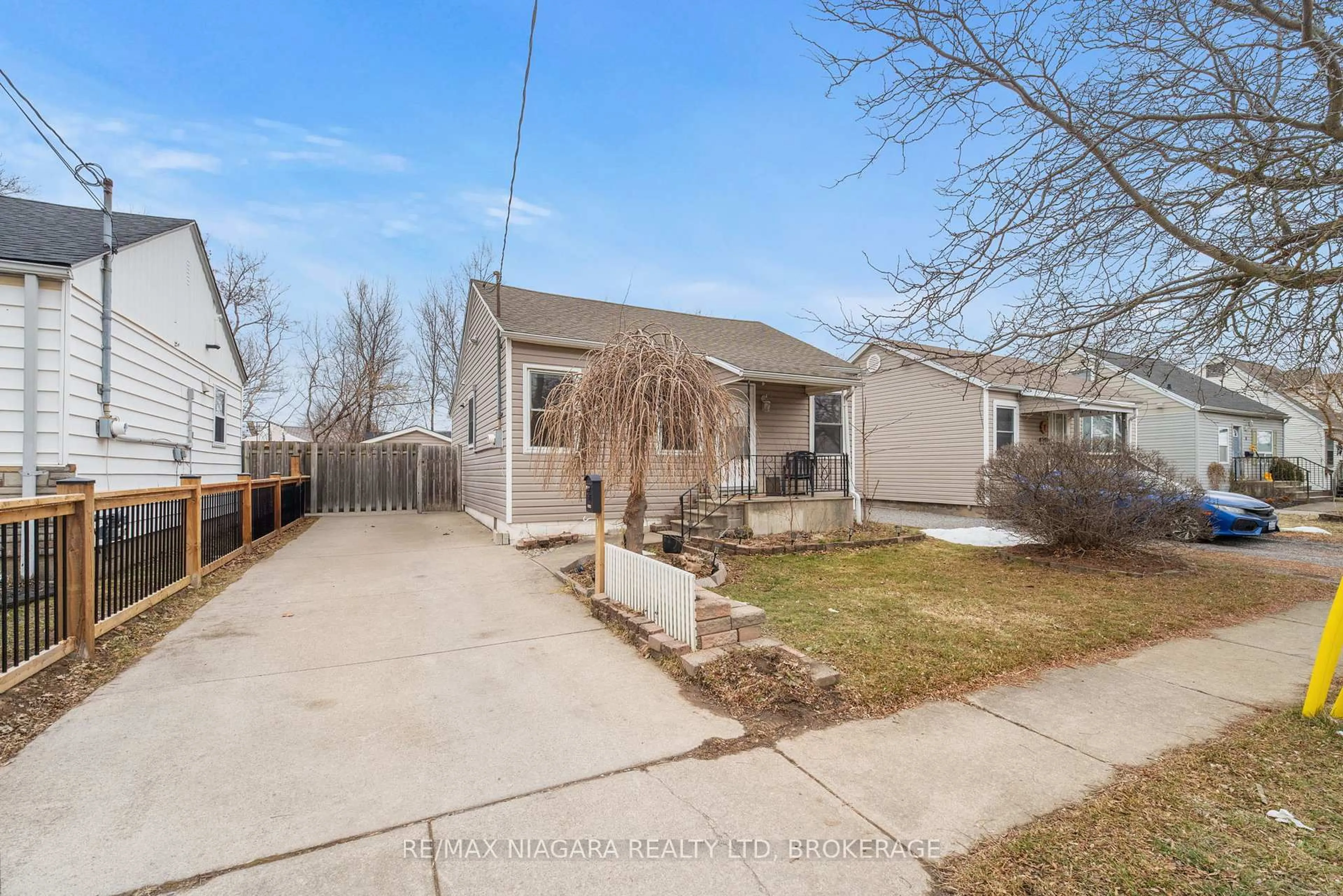 A pic from outside/outdoor area/front of a property/back of a property/a pic from drone, street for 5 Homewood Ave, St. Catharines Ontario L2M 5L2