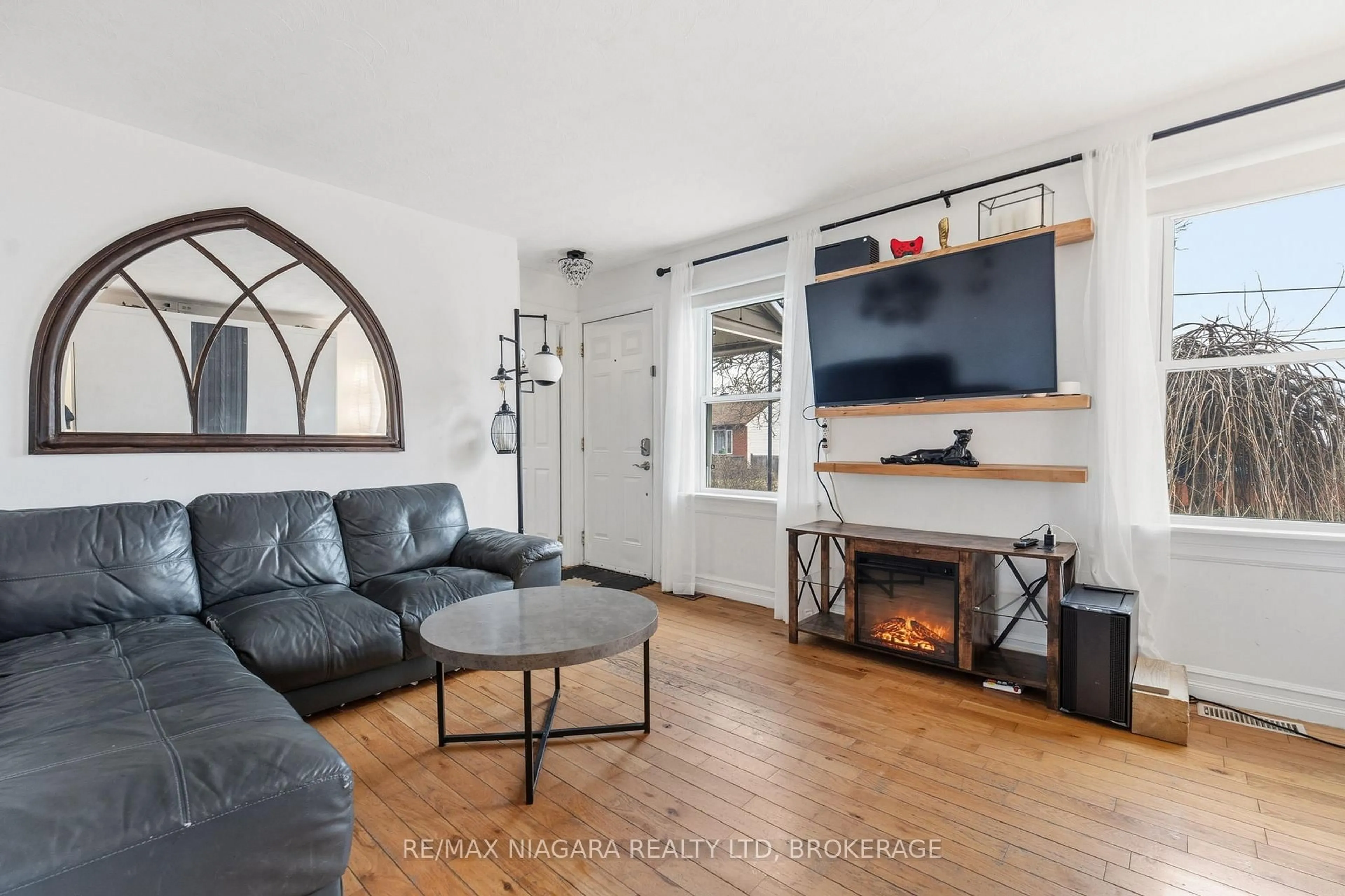 Living room with furniture, unknown for 5 Homewood Ave, St. Catharines Ontario L2M 5L2