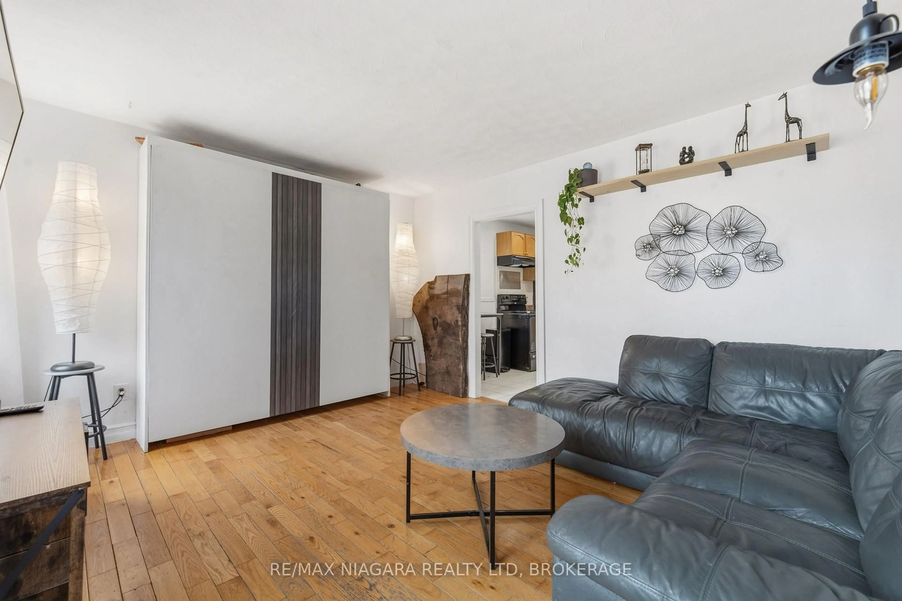 Living room with furniture, unknown for 5 Homewood Ave, St. Catharines Ontario L2M 5L2