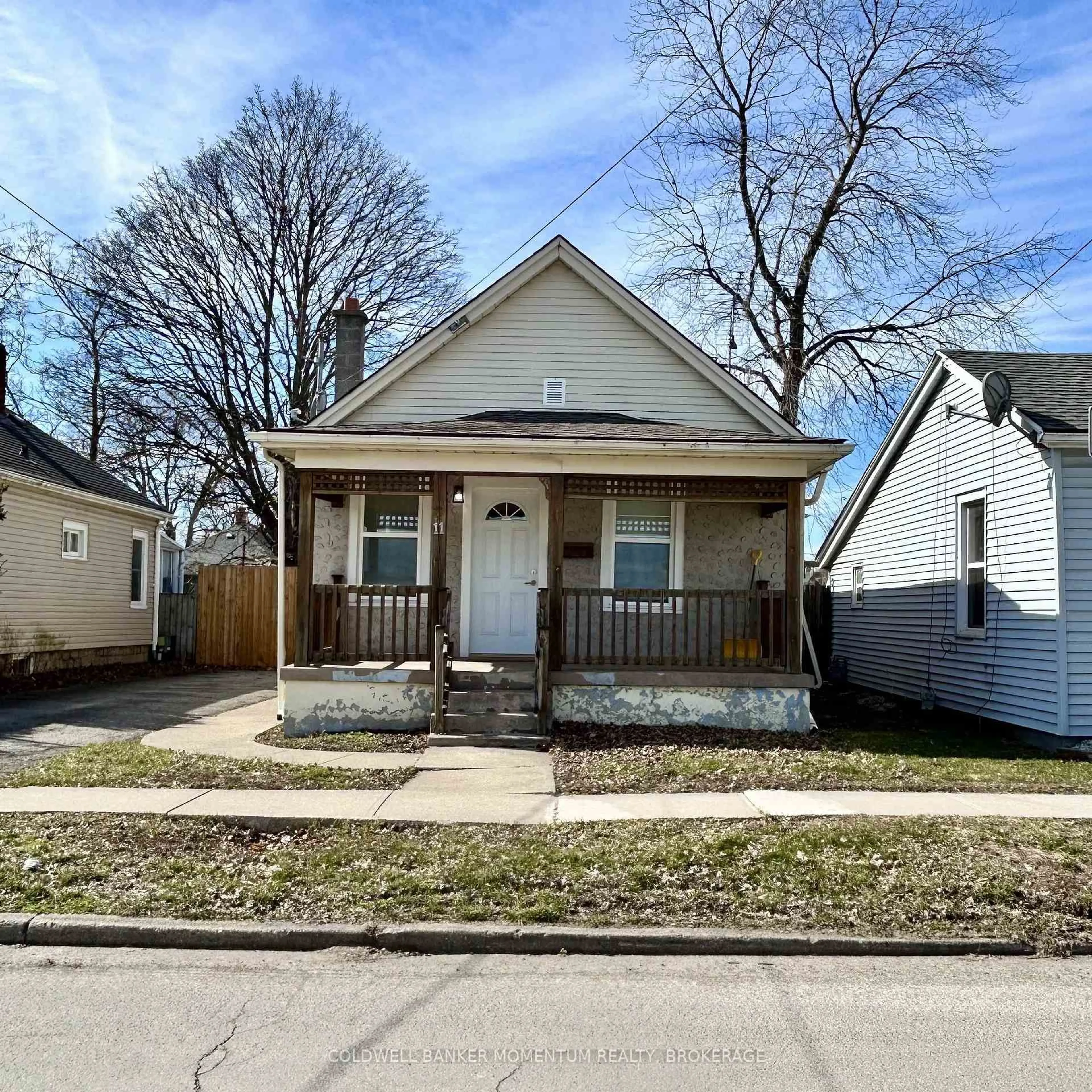 Home with vinyl exterior material, street for 11 Greenlaw Pl, St. Catharines Ontario L2R 4S5