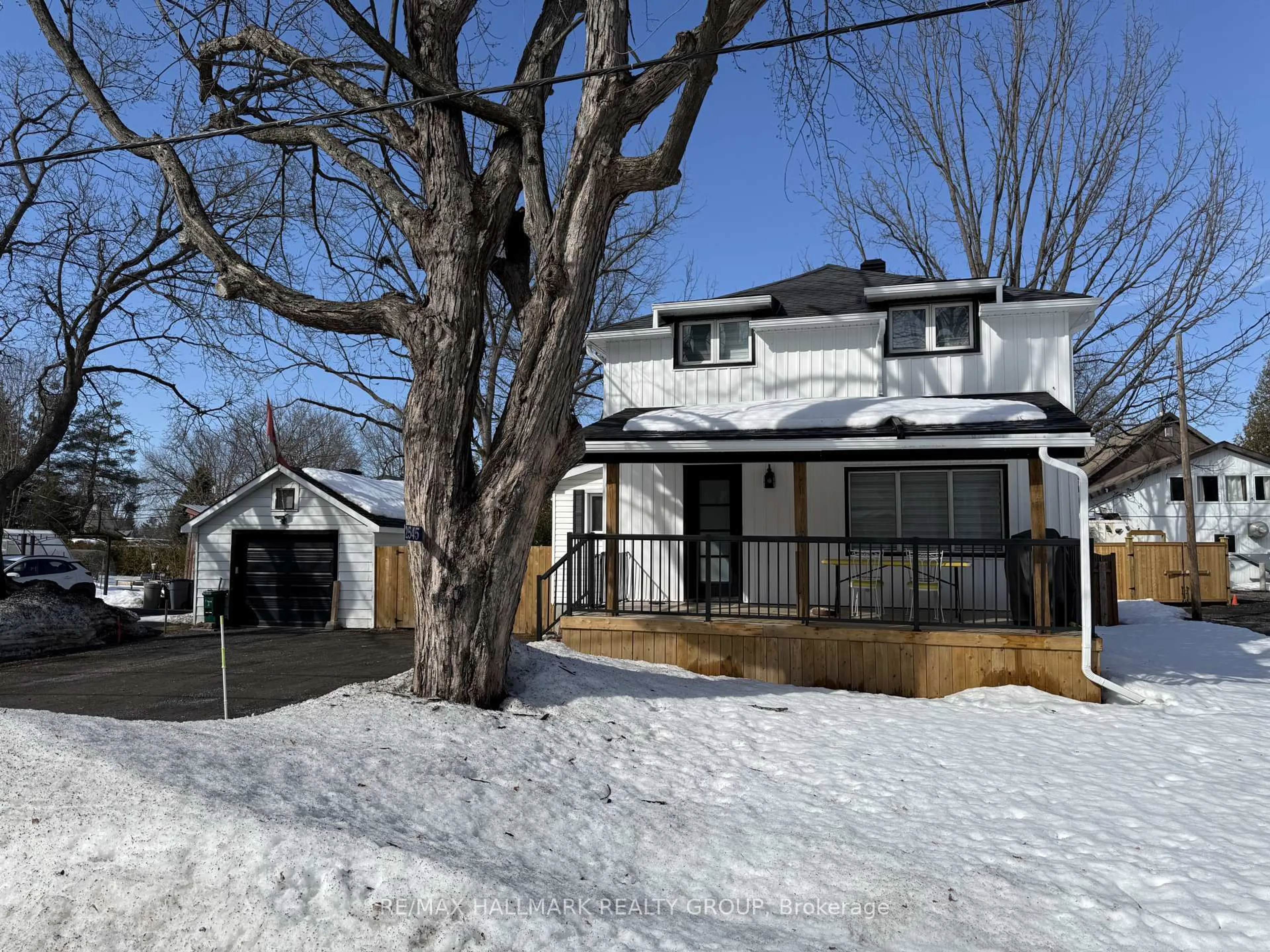 A pic from outside/outdoor area/front of a property/back of a property/a pic from drone, street for 2545 MARKET St, Ottawa Ontario K4C 1A4